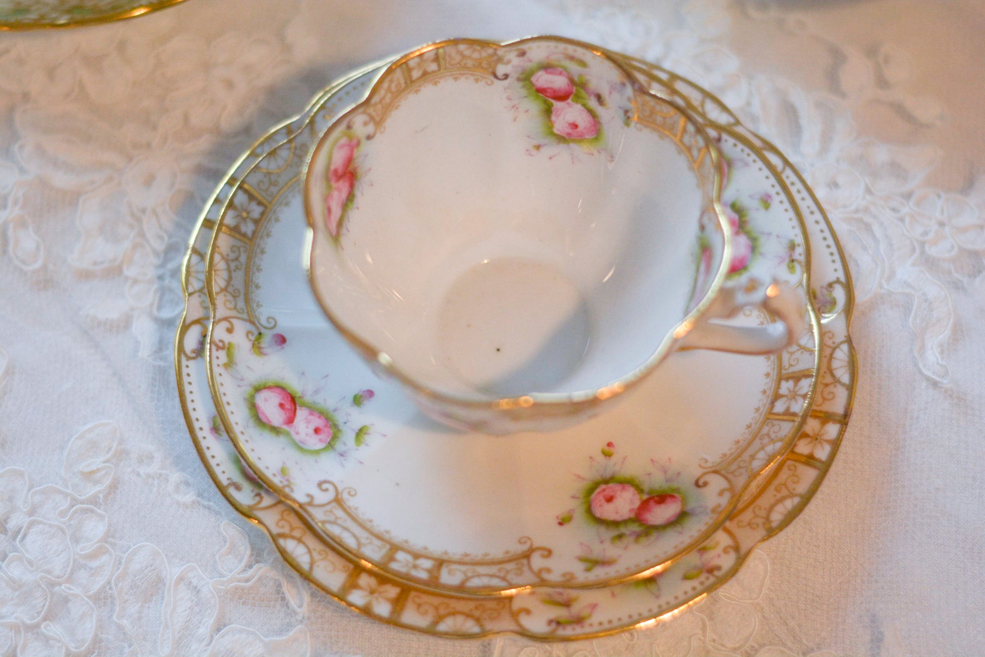 英国ヴィンテージの可愛らしいバラのティートリオ。金彩で描かれた模様も美しいです。Rose Antiquesは英国アンティーク、ヴィンテージ食器をご紹介しています。