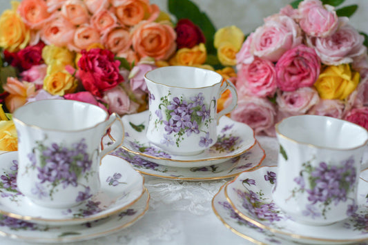 ハマースレイの人気シリーズヴィンクとリアンバイオレットのティートリオ。可憐なすみれの柄が大変美しいです。Rose Antiquesは英国アンティーク、ヴィンテージ食器をご紹介しています。