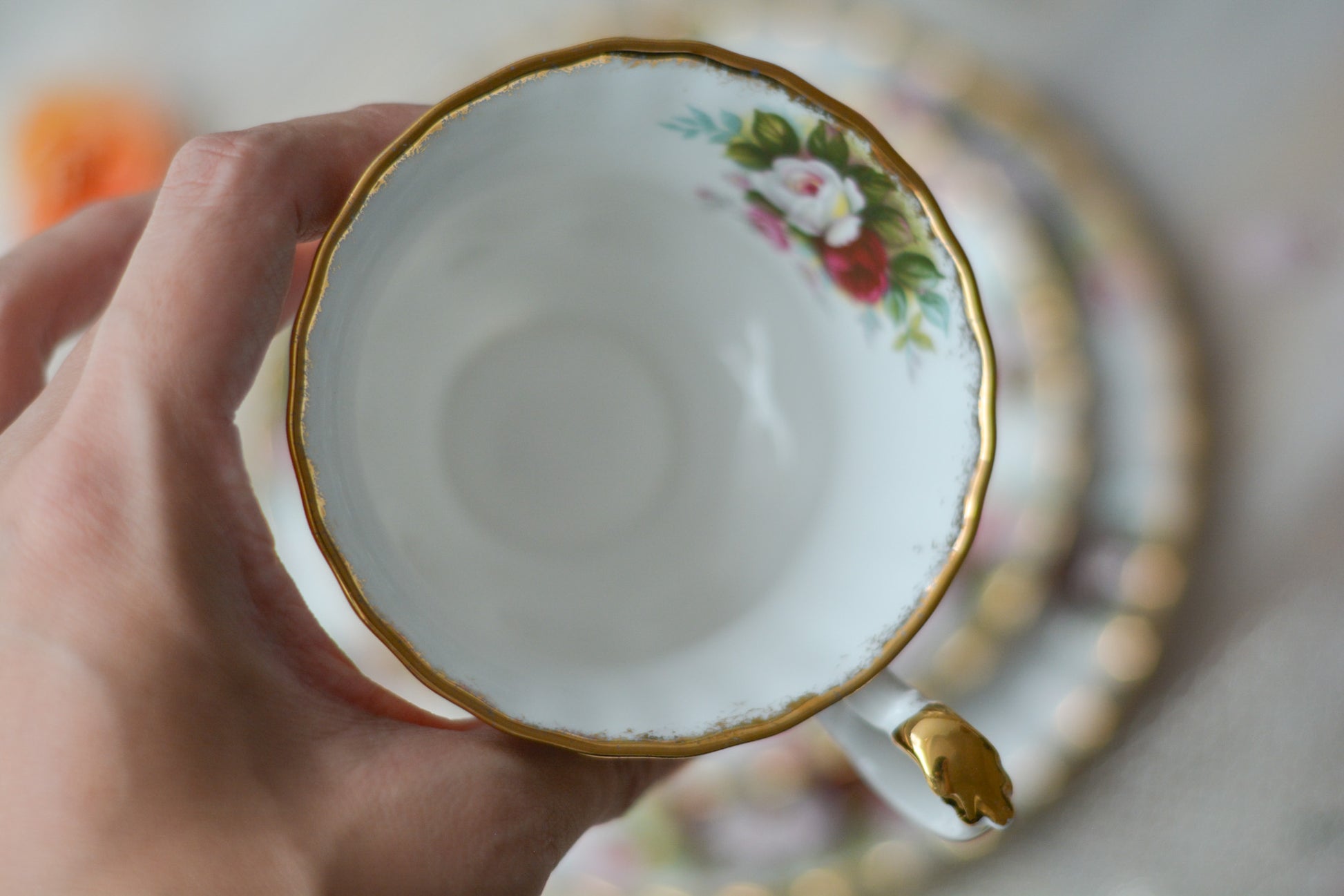 英国ヴィンテージ、ロイヤルアルバートのセレブレーションシリーズのティートリオ。バラの花が可憐な秋にぴったりなティートリオです。