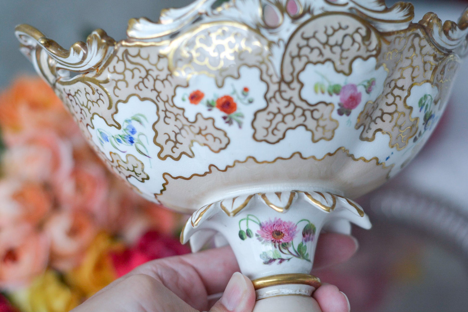 H&Rダニエルの芸術的なチュリーンです。チュリーンとはソースなどを入れる蓋つきの深皿を言います。色々なデザインがありますが、こちらは脚付きでとても豪華なチュリーンです。