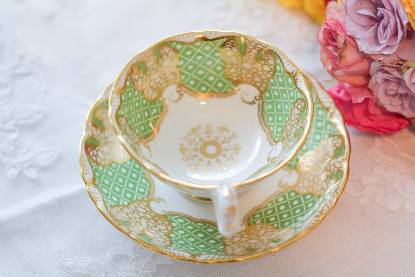 ダベンポートの美しいカップ&ソーサー。グリーンカラーと金彩の細かな模様がとても美しいです。Rose Antiquesは英国アンティーク、ヴィンテージ食器をご紹介しています。