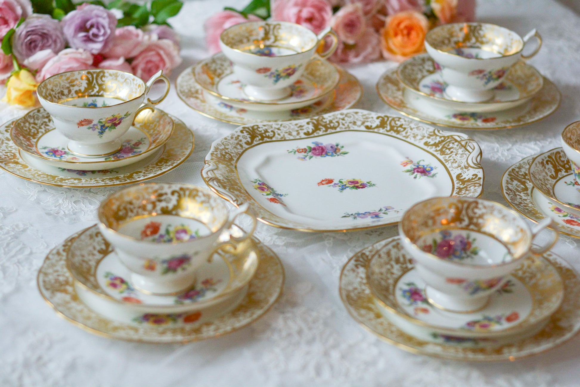 ハマースレイの豪華なティートリオとB&Bプレート。金彩の華やかな模様にブーケ柄のプリントが映えます。ハマースレイらしい優美なシェイプで、ティータイムに花を添えてくれるデザインです。それぞれ状態が異なりますので、プルダウンよりお選びください。ティートリオの④〜⑥はカップにヒビがあり、水漏れするため観賞用としてお勧めします。プレートはそれぞれお使いいただけます。