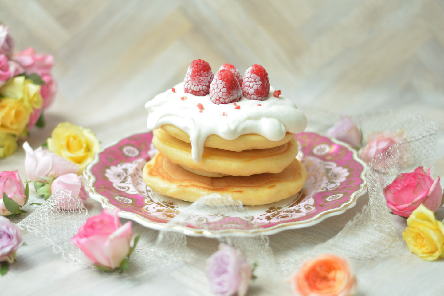 19世紀中頃に作られたピンクとマルーンカラーのプレート。手描きで大きな花束絵が大胆にとても美しく描かれています。色使いもデザインもアンティークならでは。どんなお菓子も乗せるだけで特別なお菓子に!とっても華やかなこちらのプレート、ティータイムに、日々のお茶の時間にぜひお使いくださいね。