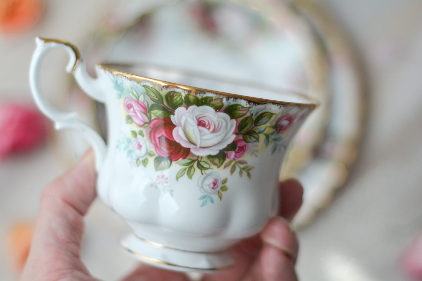 英国ヴィンテージ、ロイヤルアルバートのセレブレーションシリーズのティートリオ。バラの花が可憐な秋にぴったりなティートリオです。