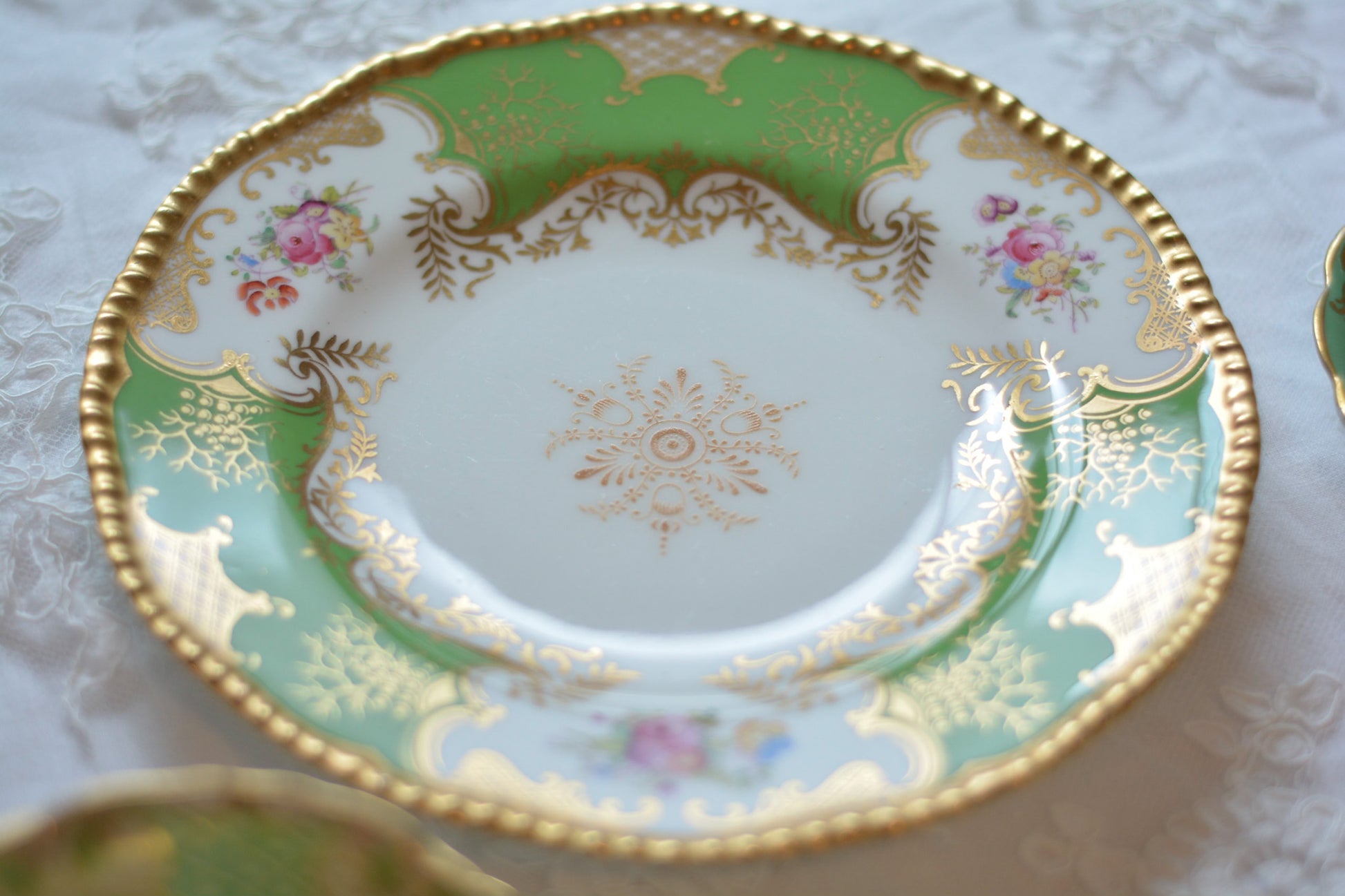 コールポート バットウィングのアンティークプレート。アップルグリーンの優しい色味と金彩の繊細な模様が美しいプレートです。Rose Antiquesは英国アンティーク、ヴィンテージ食器をご紹介しています。
