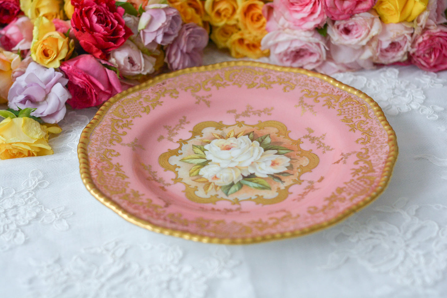コールポートの美しいアンティークプレート。豪華な金彩にハンドペイントで描かれた薔薇のお花が大変美しいお品です。