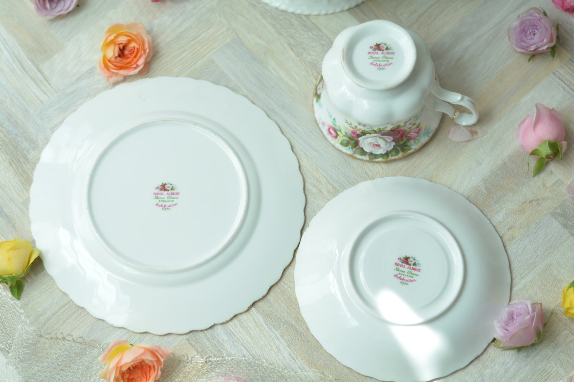 英国ヴィンテージ、ロイヤルアルバートのセレブレーションシリーズのティートリオ。バラの花が可憐な秋にぴったりなティートリオです。