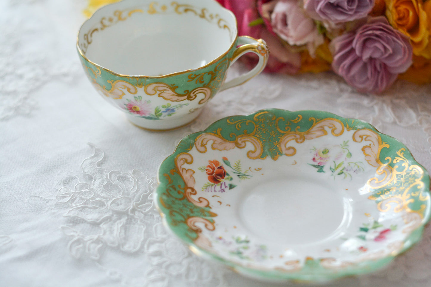 リッジウェイのFoliage Shapeのカップ&ソーサー。可愛らしいハンドルにハンドペイントで描かれた花々が描かれています。19世紀に作られた貴重なアンティークカップです。