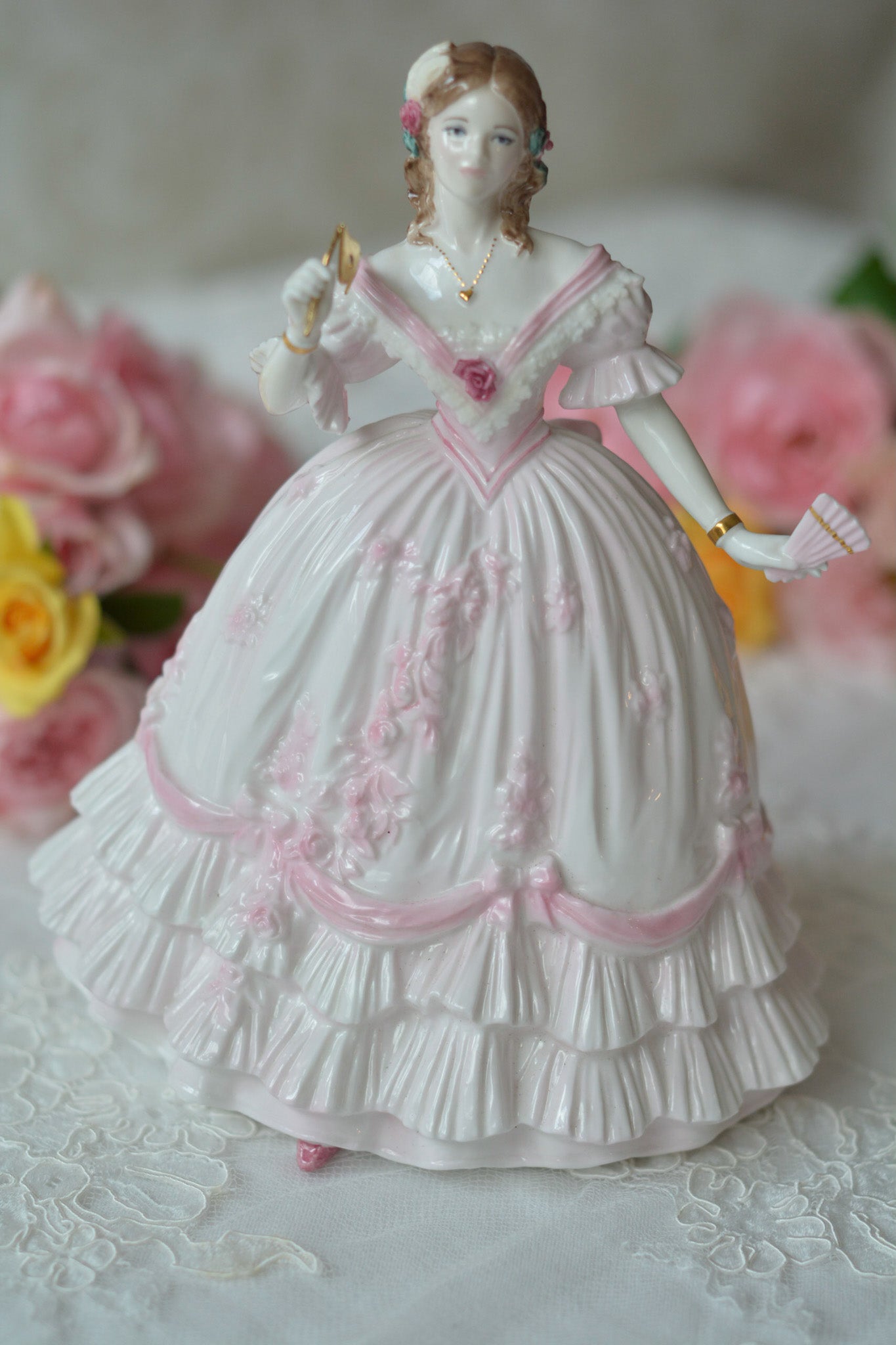 英国、ロイヤルウースターのフィギュリン。フィギュリンは陶器でできたお人形で、ポーセリンドールとも呼ばれています。華やかで美しいフィギュリンです。