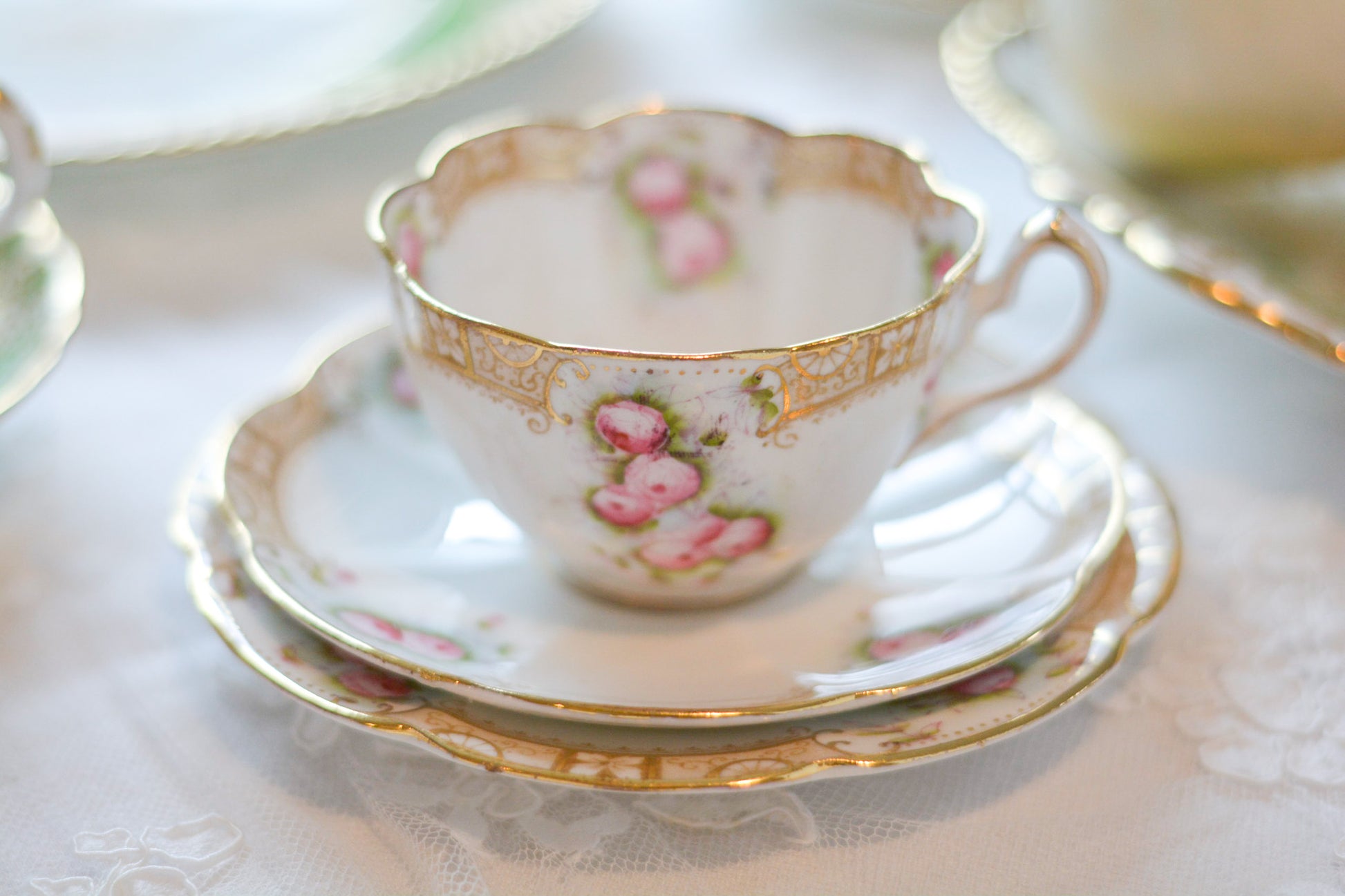 英国ヴィンテージの可愛らしいバラのティートリオ。金彩で描かれた模様も美しいです。Rose Antiquesは英国アンティーク、ヴィンテージ食器をご紹介しています。