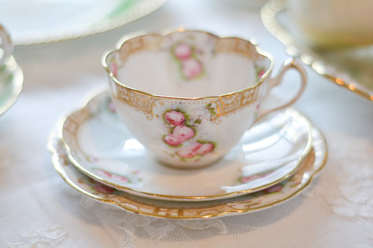 英国ヴィンテージの可愛らしいバラのティートリオ。金彩で描かれた模様も美しいです。Rose Antiquesは英国アンティーク、ヴィンテージ食器をご紹介しています。