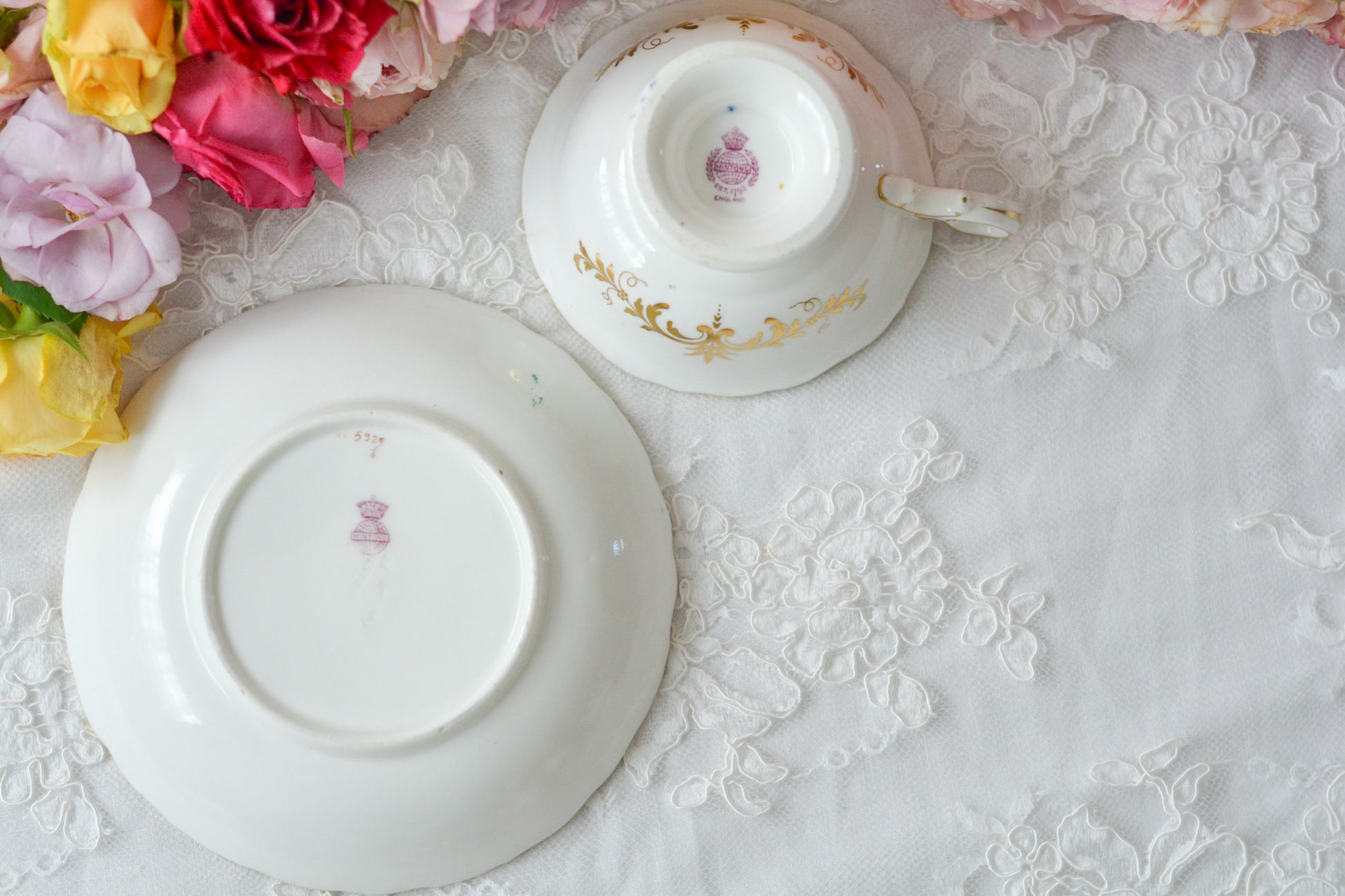 ミントンのQシェイプハンドルのリバイバルデザイン。コバルトブルーに可憐な花々が描かれています。ロココ様式の大変美しいアンティークカップです。