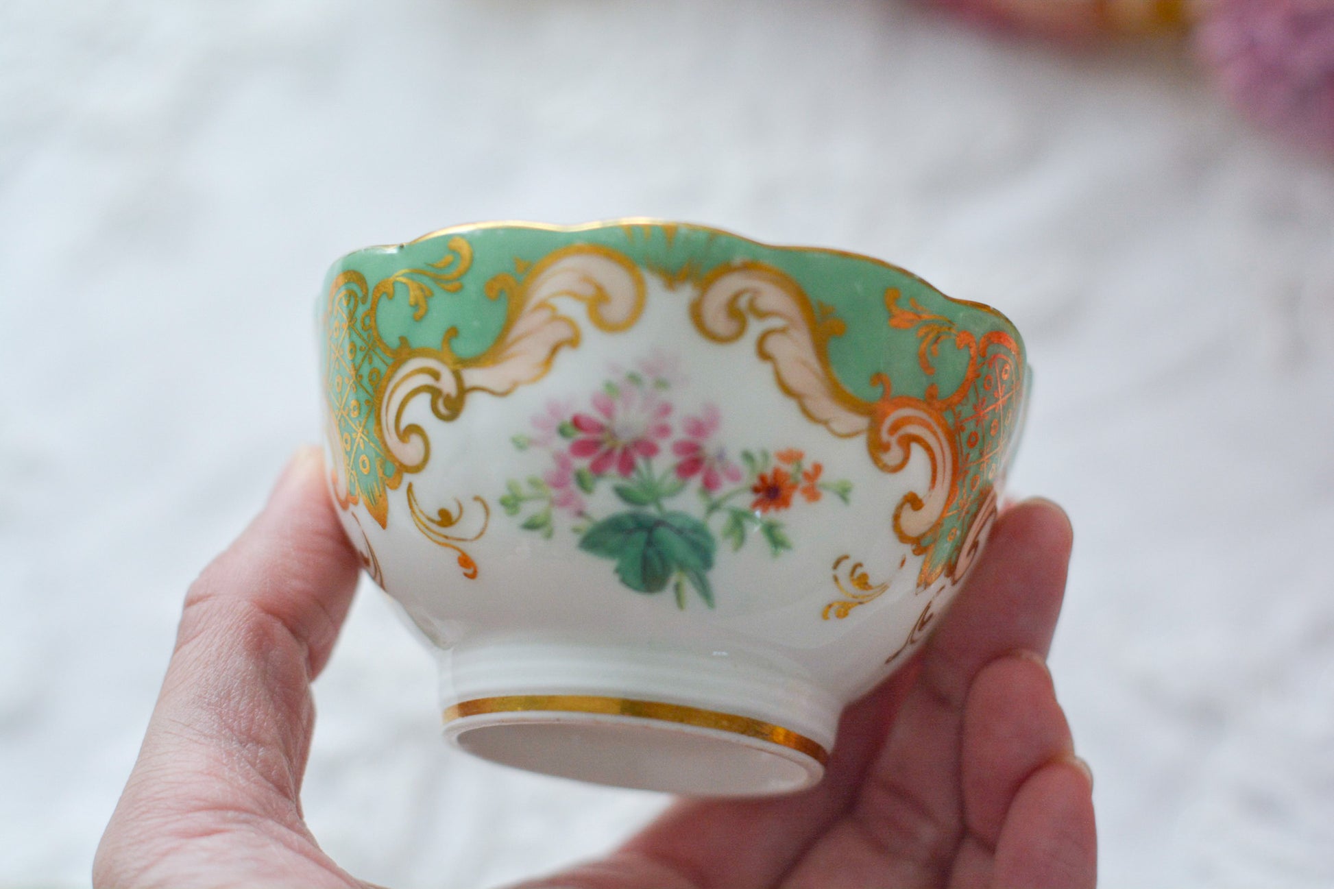 リッジウェイのFoliage Shapeのカップ&ソーサー。可愛らしいハンドルにハンドペイントで描かれた花々が描かれています。19世紀に作られた貴重なアンティークカップです。