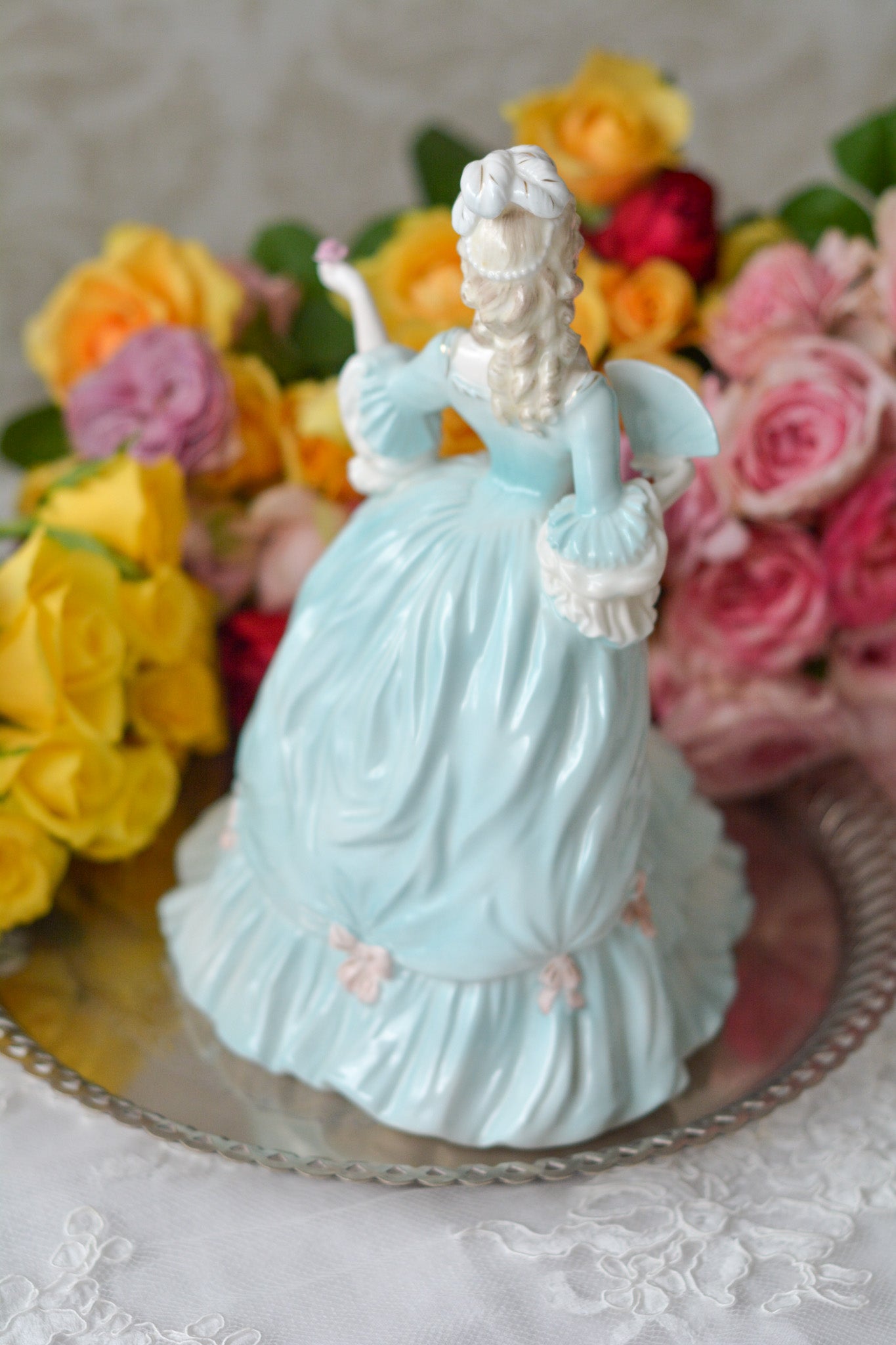 コールポートのマリーアントワネットのフィギュリンです。フィギュリンとは陶器の人形で、ポーセリンドールとも言います。とても優雅なフィギュリンで人気のあるお品です。