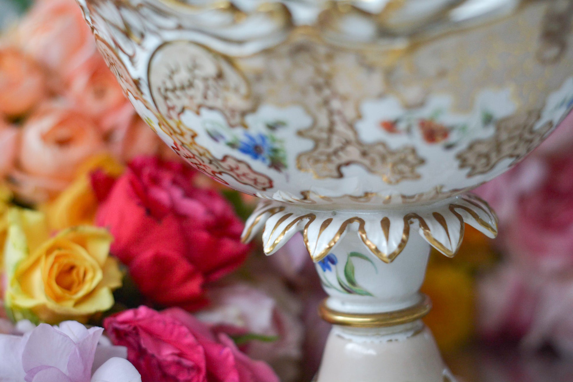 H&Rダニエルの芸術的なチュリーンです。チュリーンとはソースなどを入れる蓋つきの深皿を言います。色々なデザインがありますが、こちらは脚付きでとても豪華なチュリーンです。