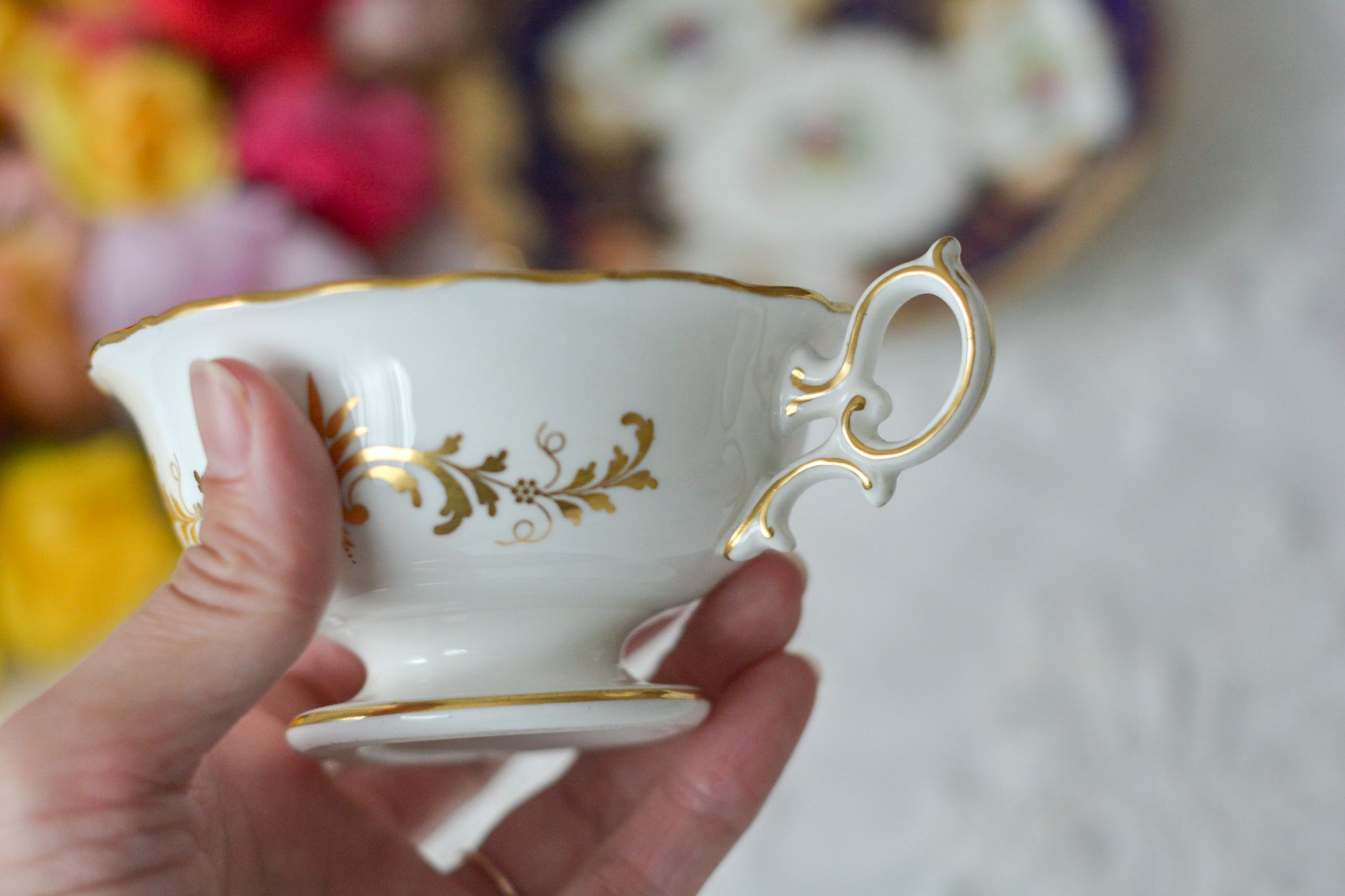 ミントンのQシェイプハンドルのリバイバルデザイン。コバルトブルーに可憐な花々が描かれています。ロココ様式の大変美しいアンティークカップです。