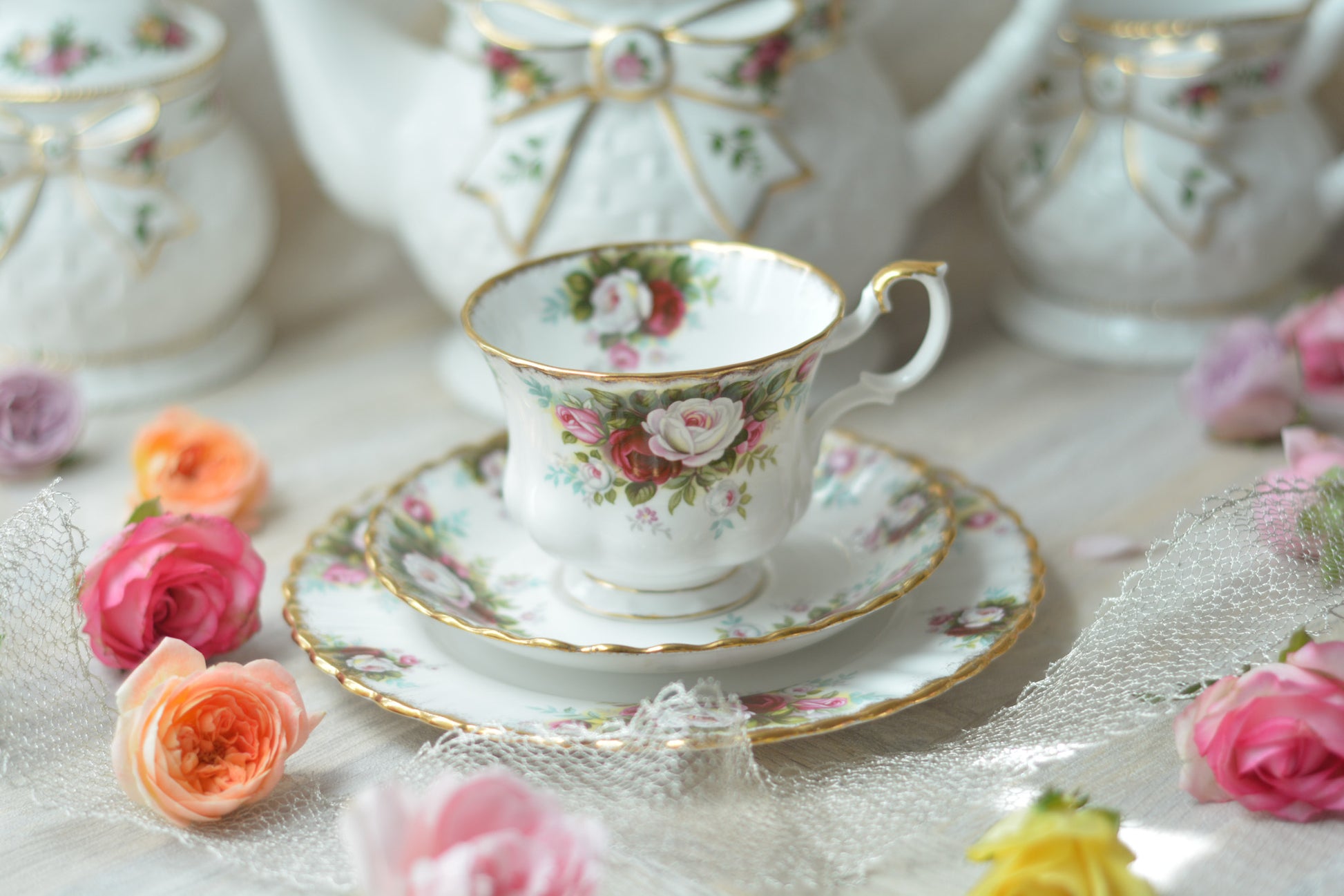 英国ヴィンテージ、ロイヤルアルバートのセレブレーションシリーズのティートリオ。バラの花が可憐な秋にぴったりなティートリオです。