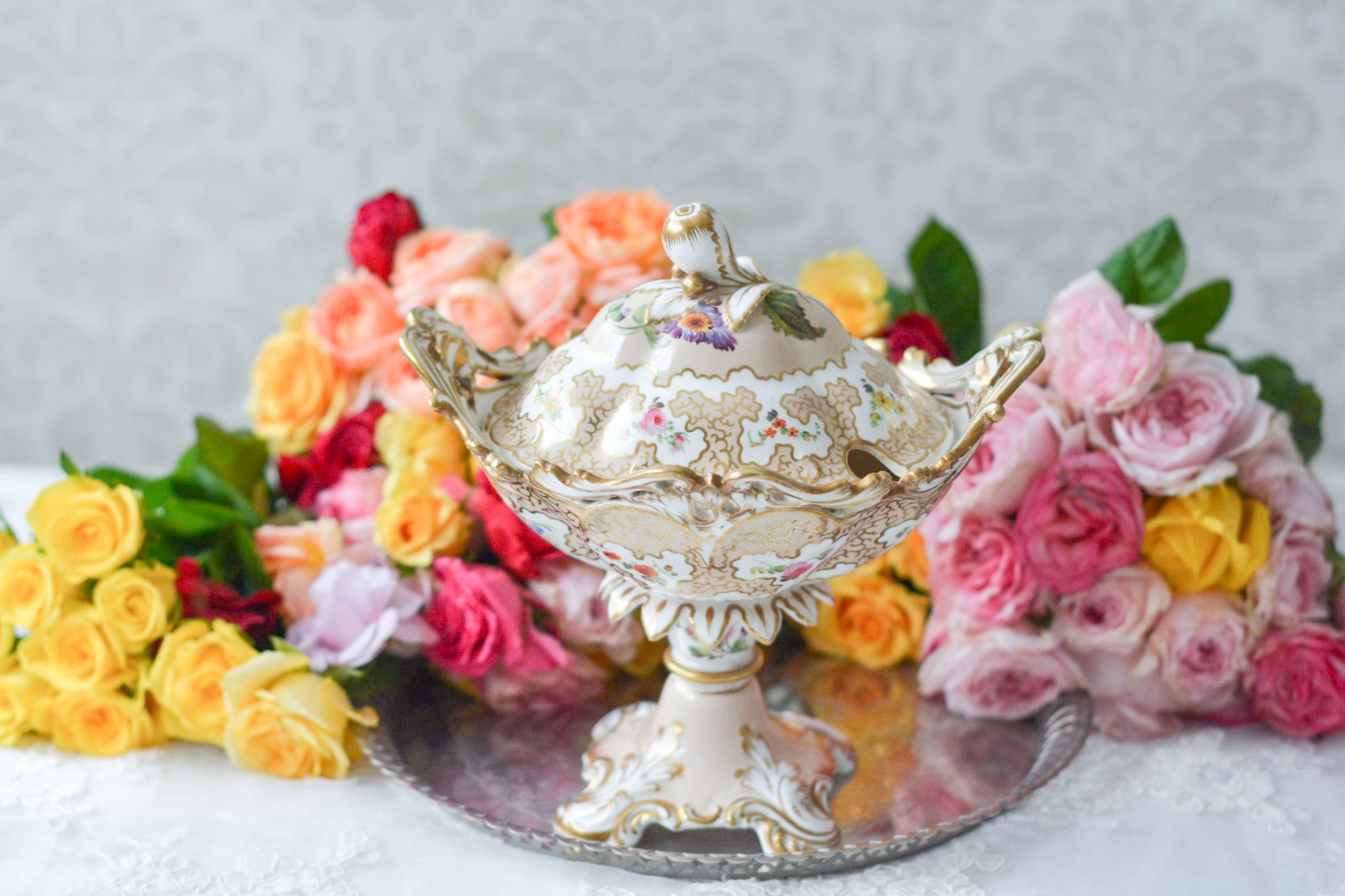 H&Rダニエルの芸術的なチュリーンです。チュリーンとはソースなどを入れる蓋つきの深皿を言います。色々なデザインがありますが、こちらは脚付きでとても豪華なチュリーンです。