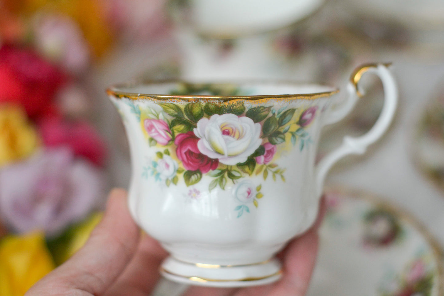 ロイヤルアルバートのヴィンテージシリーズ。セレブレーションシリーズのティーカップトリオ。白いばらと赤い薔薇の組み合わせがとても可愛らしいトリオです。