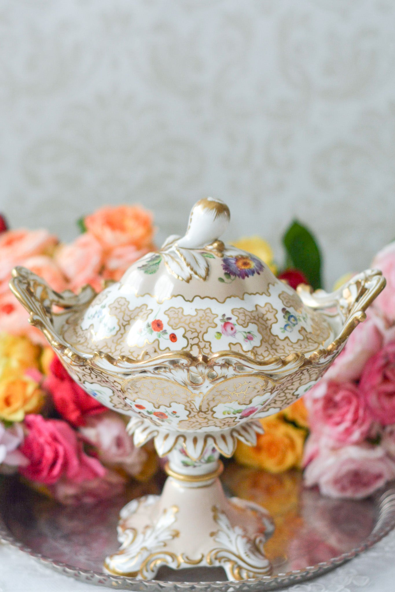 H&Rダニエルの芸術的なチュリーンです。チュリーンとはソースなどを入れる蓋つきの深皿を言います。色々なデザインがありますが、こちらは脚付きでとても豪華なチュリーンです。