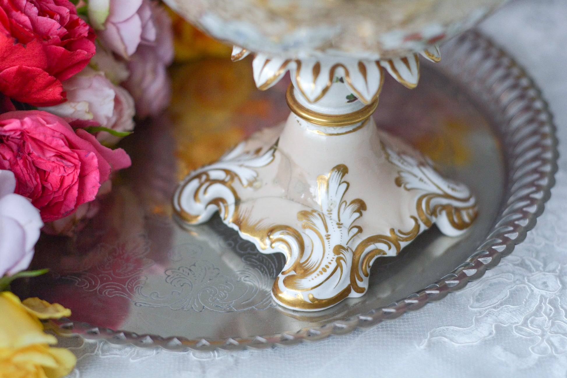 H&Rダニエルの芸術的なチュリーンです。チュリーンとはソースなどを入れる蓋つきの深皿を言います。色々なデザインがありますが、こちらは脚付きでとても豪華なチュリーンです。