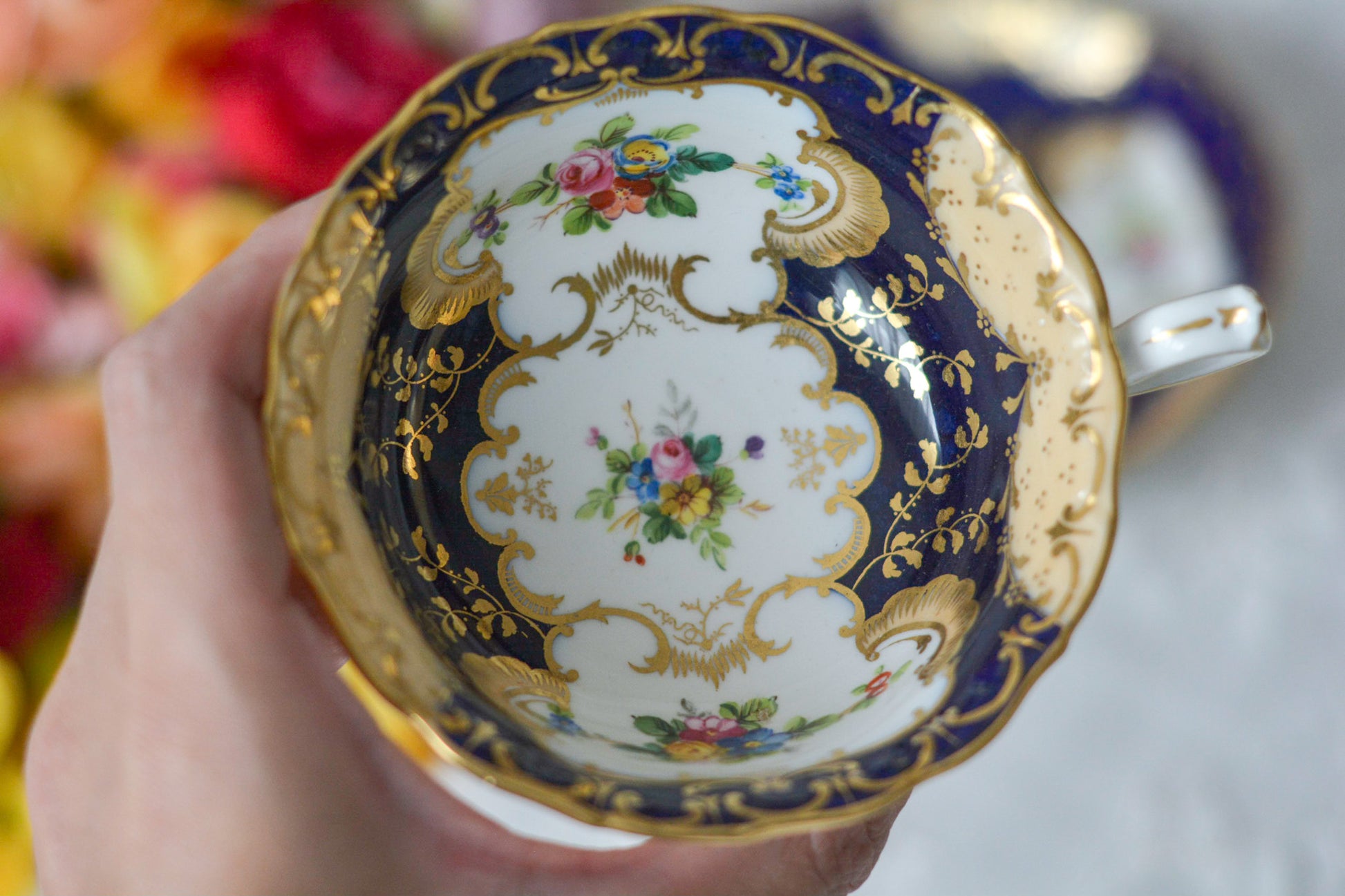 ミントンのQシェイプハンドルのリバイバルデザイン。コバルトブルーに可憐な花々が描かれています。ロココ様式の大変美しいアンティークカップです。