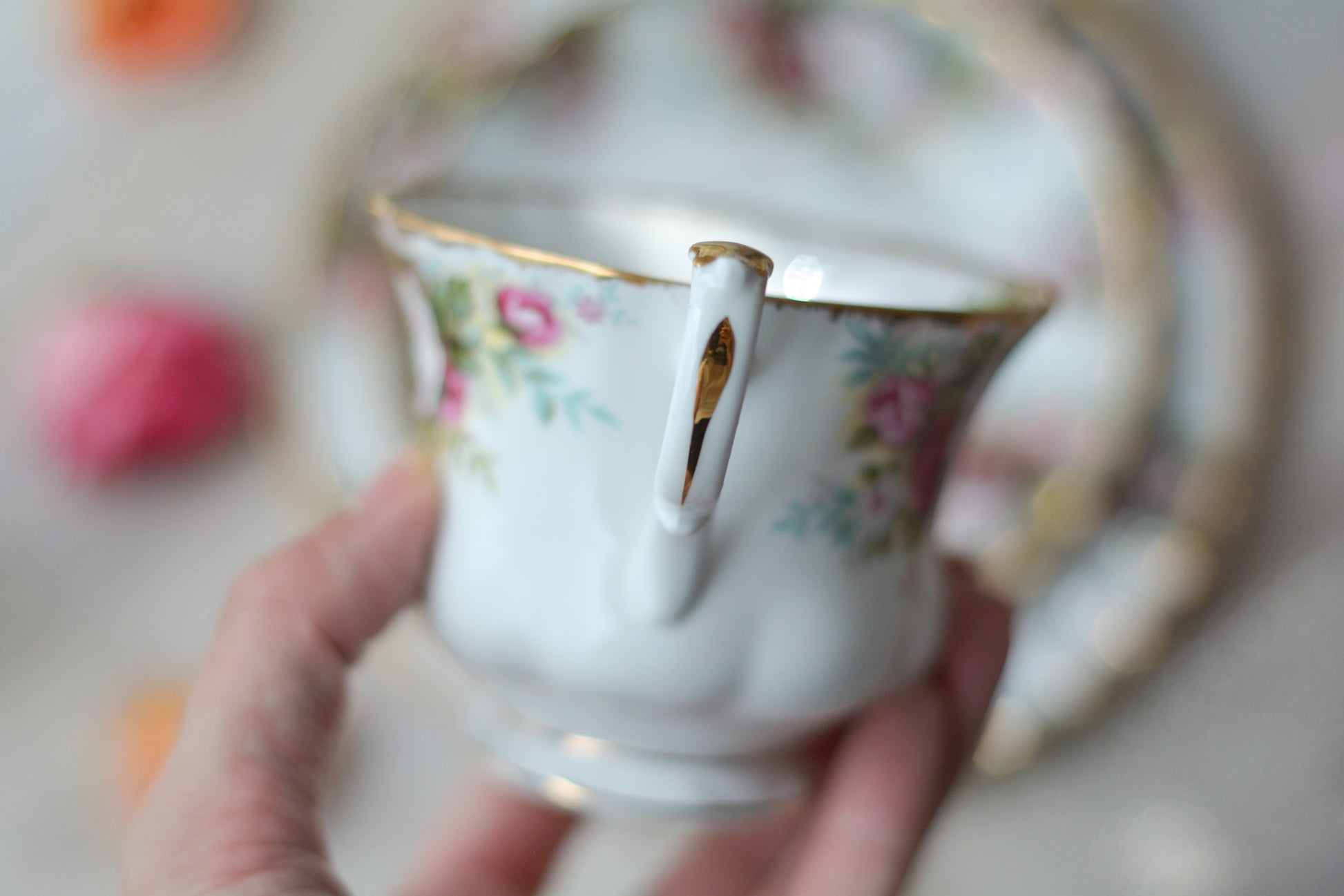 英国ヴィンテージ、ロイヤルアルバートのセレブレーションシリーズのティートリオ。バラの花が可憐な秋にぴったりなティートリオです。