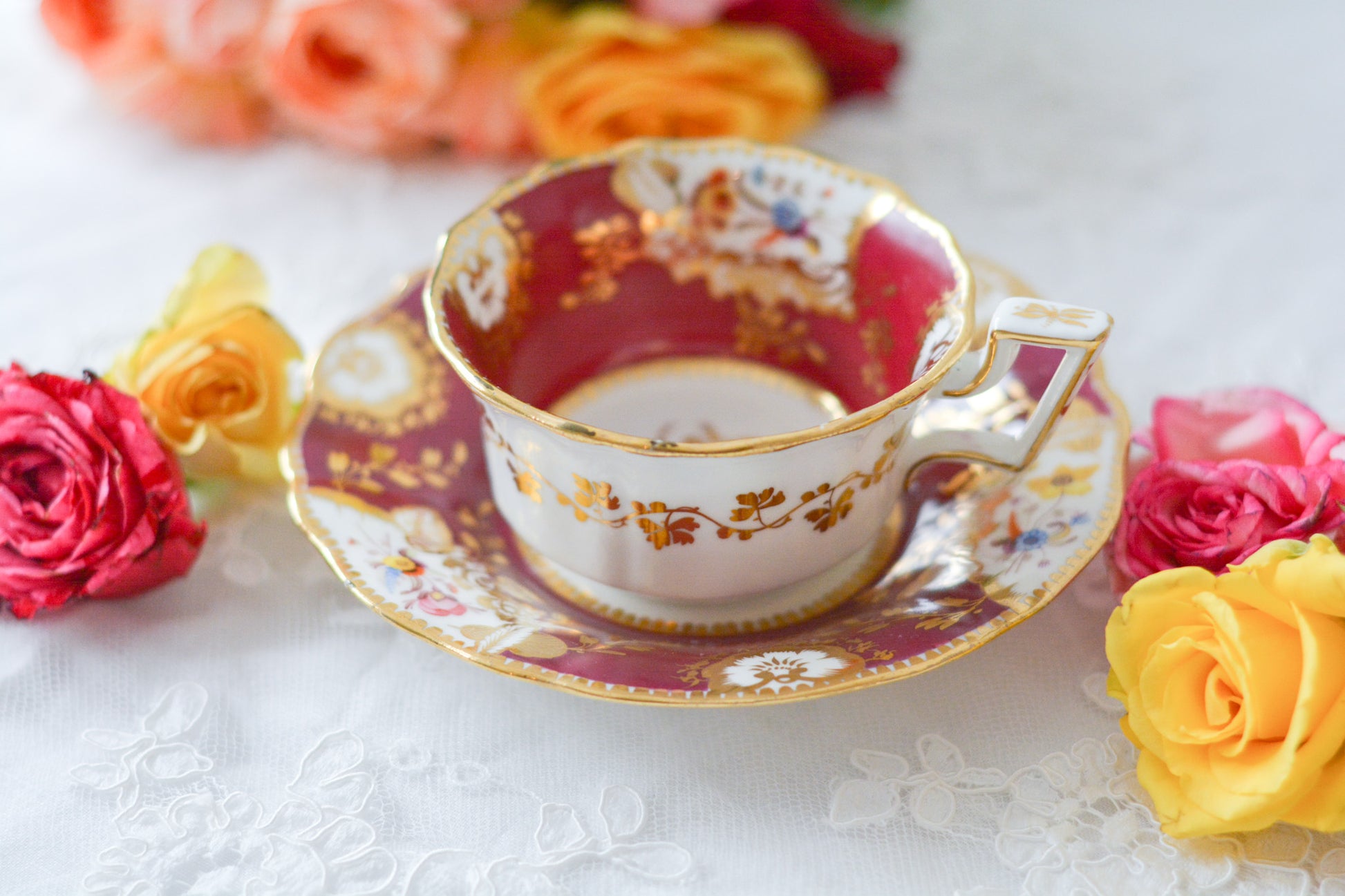 19世紀のアンティークカップ&ソーサー。マルーンレッドのお色が大変美しいです。ハンドペイントで花々が生き生きと描かれていて、金彩の模様も大変美しいお品です。