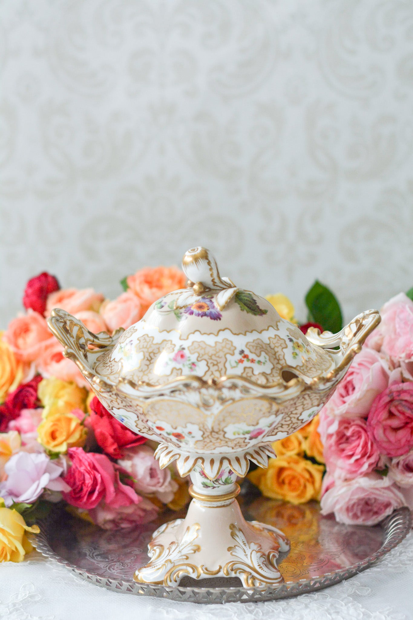 H&Rダニエルの芸術的なチュリーンです。チュリーンとはソースなどを入れる蓋つきの深皿を言います。色々なデザインがありますが、こちらは脚付きでとても豪華なチュリーンです。