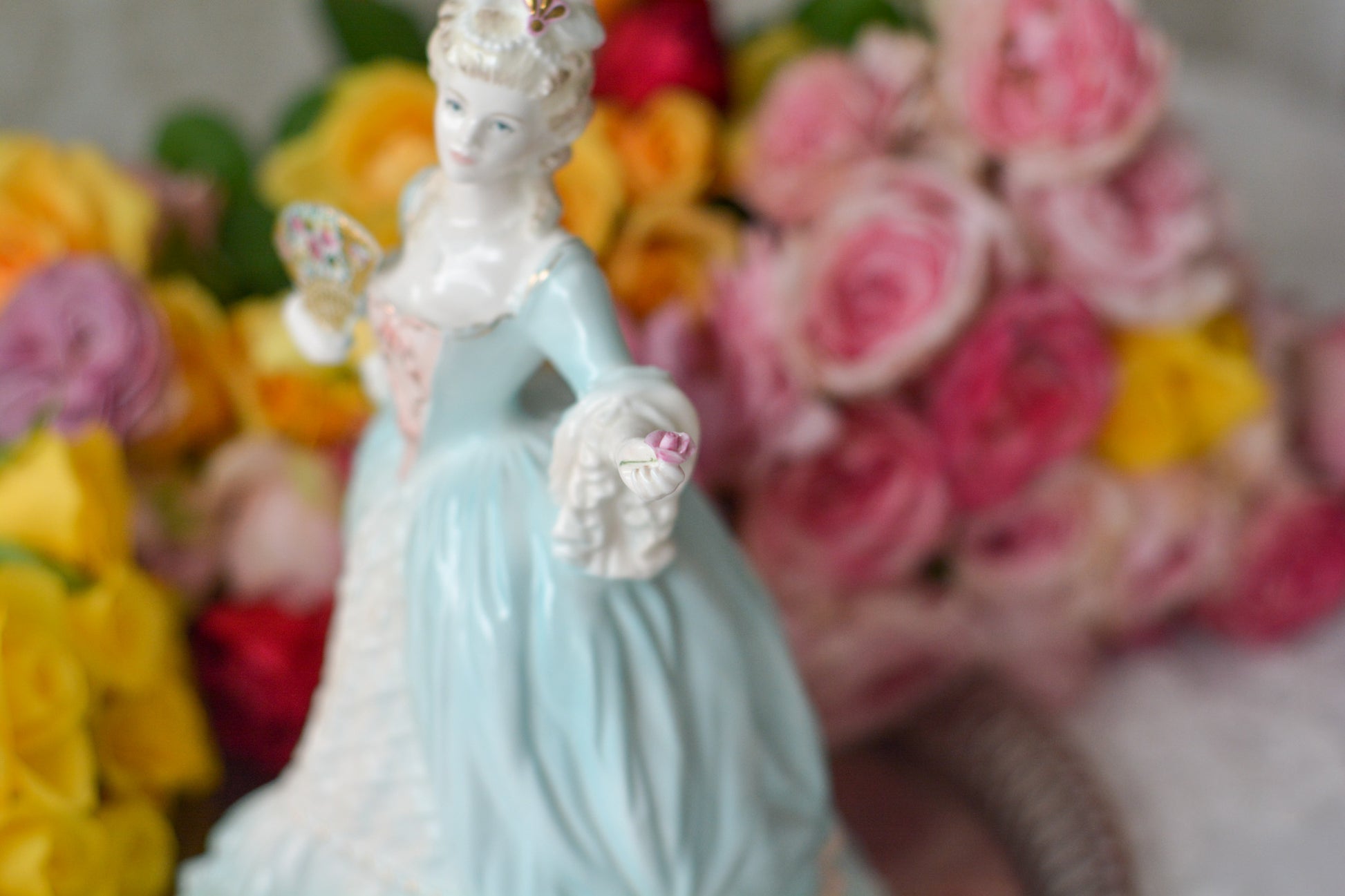 コールポートのマリーアントワネットのフィギュリンです。フィギュリンとは陶器の人形で、ポーセリンドールとも言います。とても優雅なフィギュリンで人気のあるお品です。