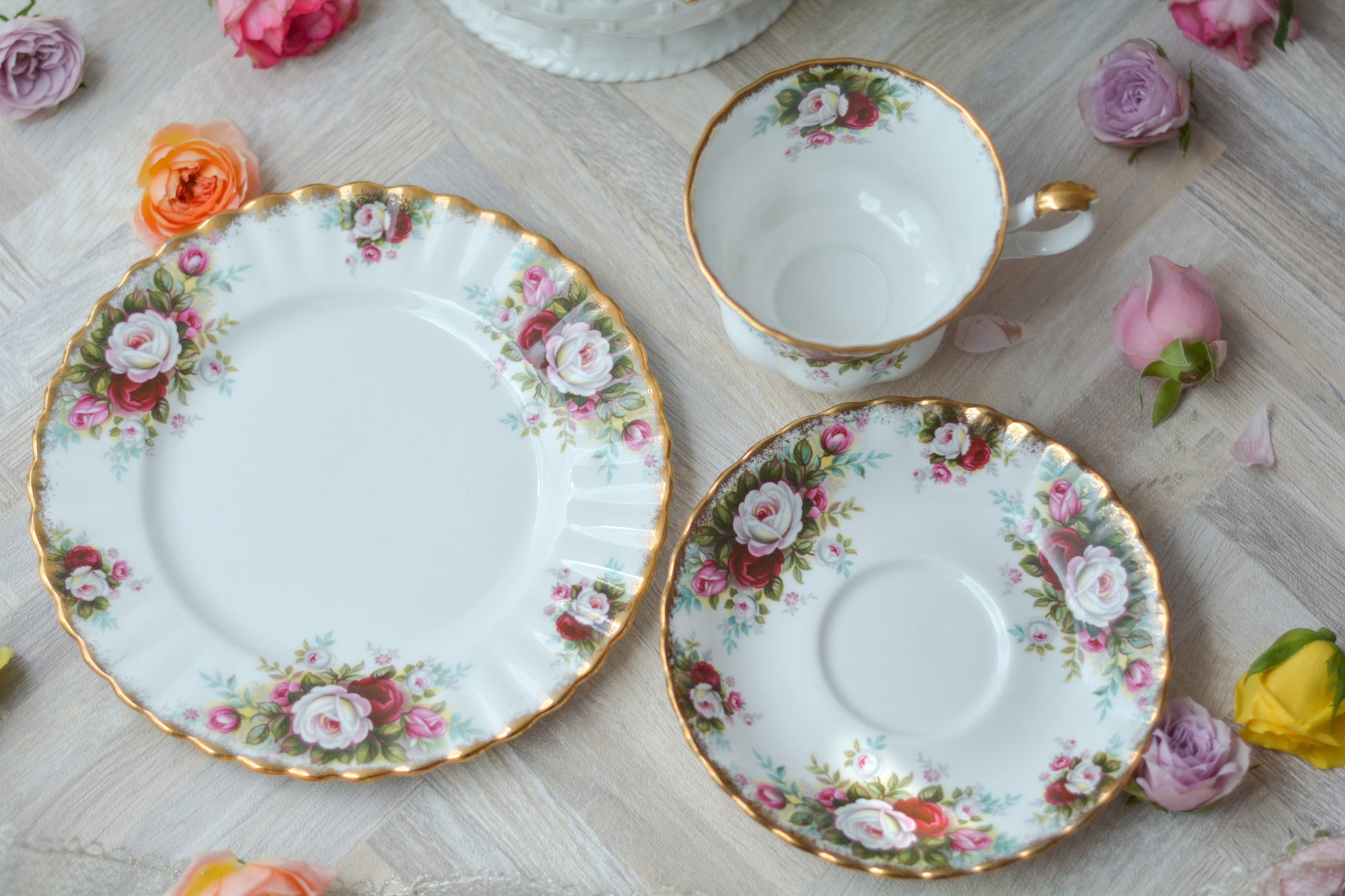 英国ヴィンテージ、ロイヤルアルバートのセレブレーションシリーズのティートリオ。バラの花が可憐な秋にぴったりなティートリオです。