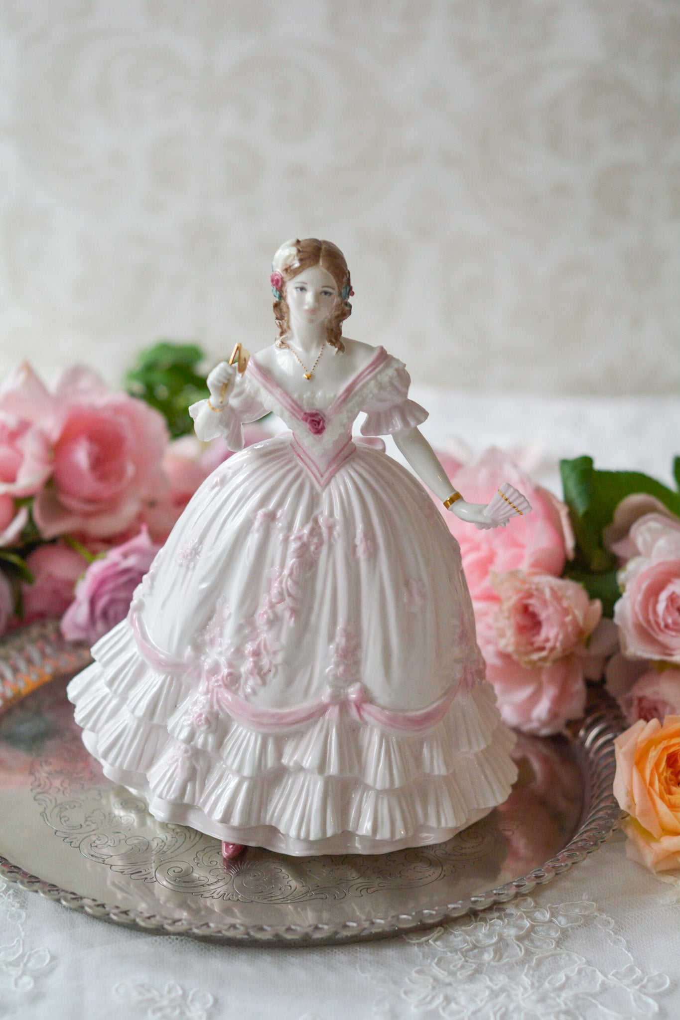 英国、ロイヤルウースターのフィギュリン。フィギュリンは陶器でできたお人形で、ポーセリンドールとも呼ばれています。華やかで美しいフィギュリンです。