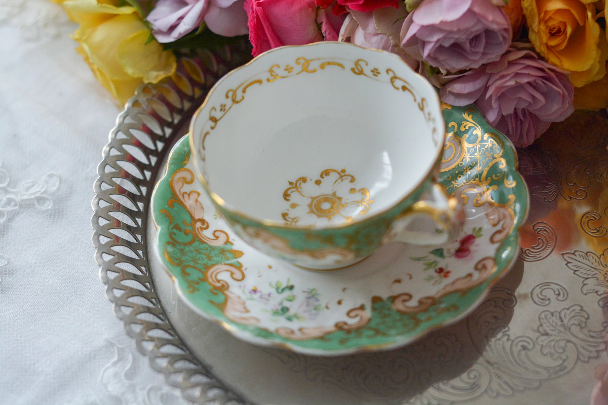 リッジウェイのFoliage Shapeのカップ&ソーサー。可愛らしいハンドルにハンドペイントで描かれた花々が描かれています。19世紀に作られた貴重なアンティークカップです。