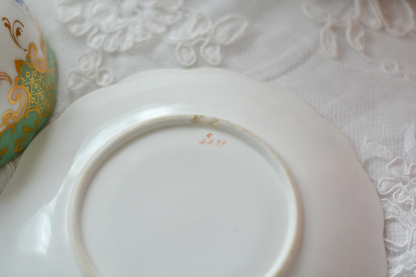 リッジウェイのFoliage Shapeのカップ&ソーサー。可愛らしいハンドルにハンドペイントで描かれた花々が描かれています。19世紀に作られた貴重なアンティークカップです。