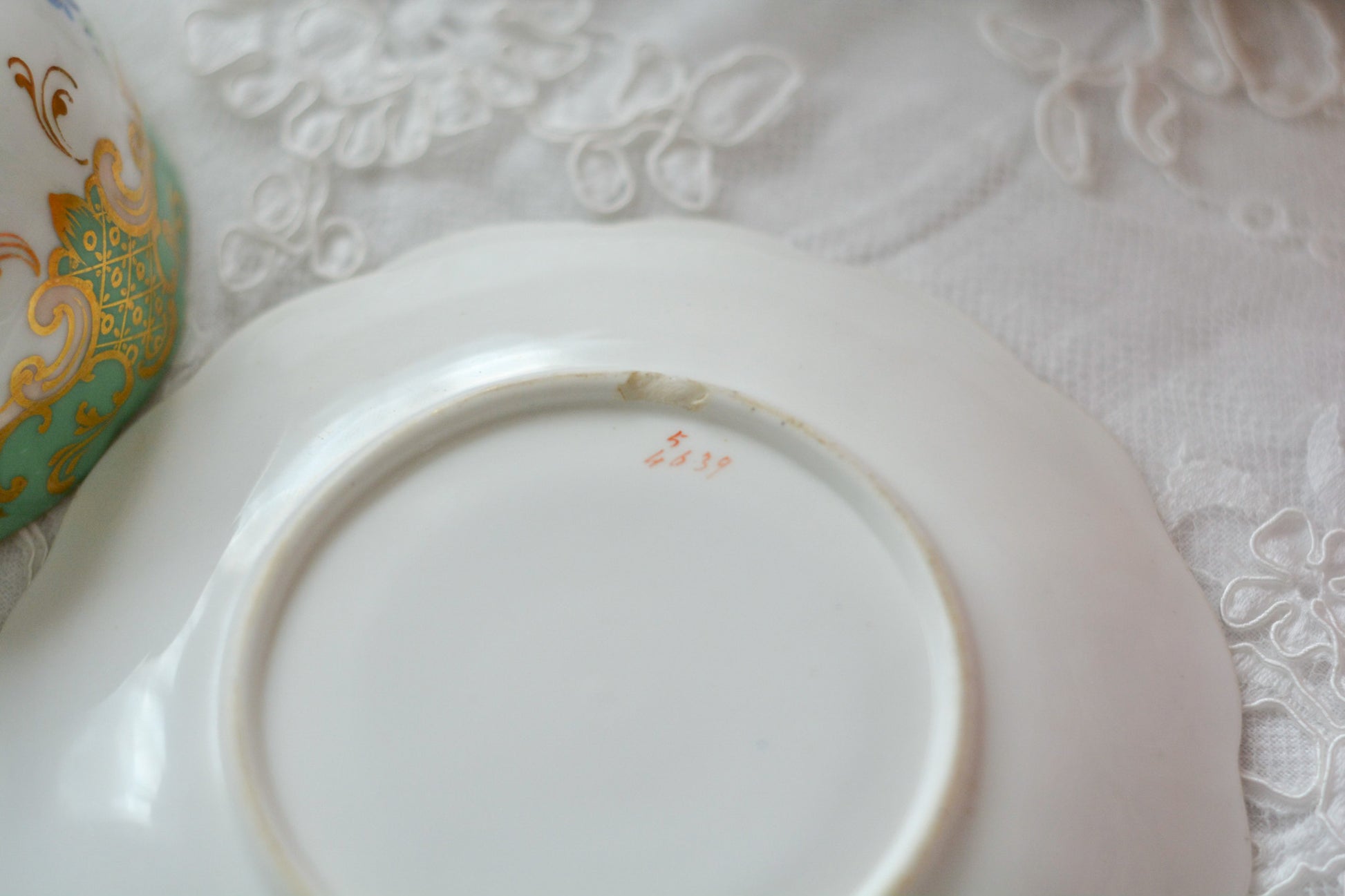 リッジウェイのFoliage Shapeのカップ&ソーサー。可愛らしいハンドルにハンドペイントで描かれた花々が描かれています。19世紀に作られた貴重なアンティークカップです。