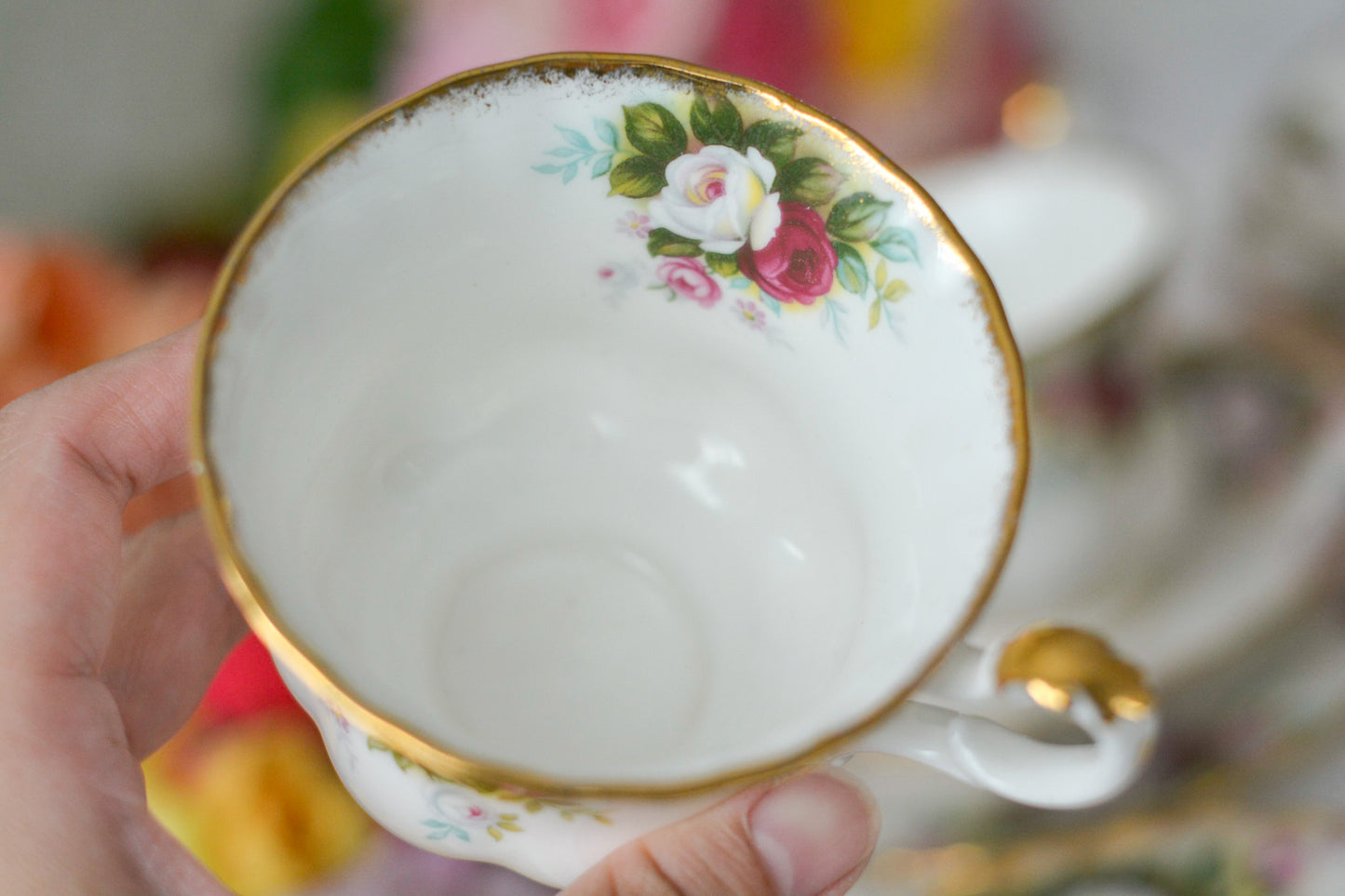 ロイヤルアルバートのヴィンテージシリーズ。セレブレーションシリーズのティーカップトリオ。白いばらと赤い薔薇の組み合わせがとても可愛らしいトリオです。