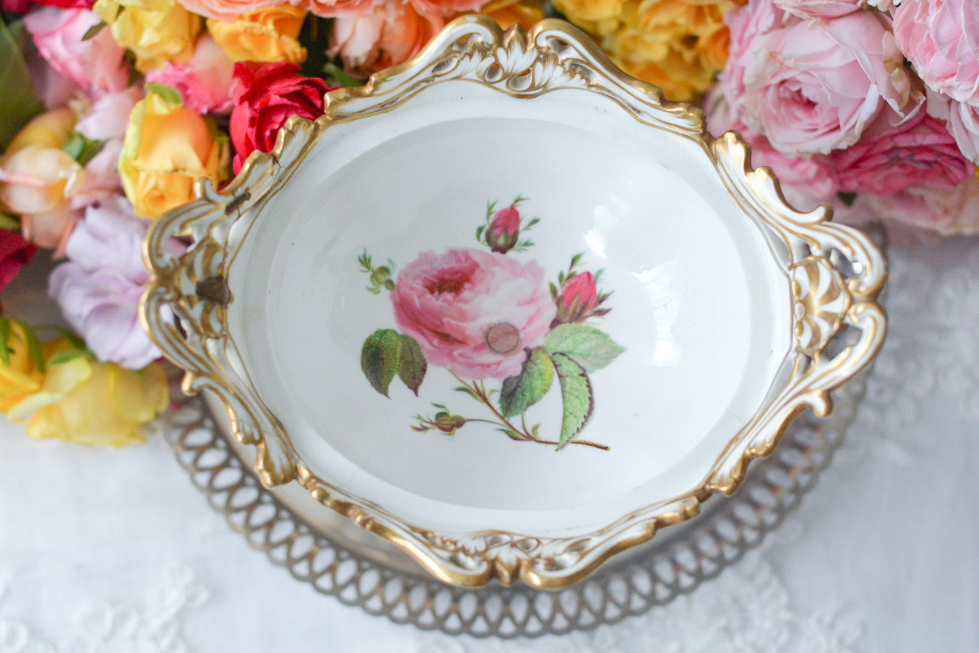 H&Rダニエルの芸術的なチュリーンです。チュリーンとはソースなどを入れる蓋つきの深皿を言います。色々なデザインがありますが、こちらは脚付きでとても豪華なチュリーンです。