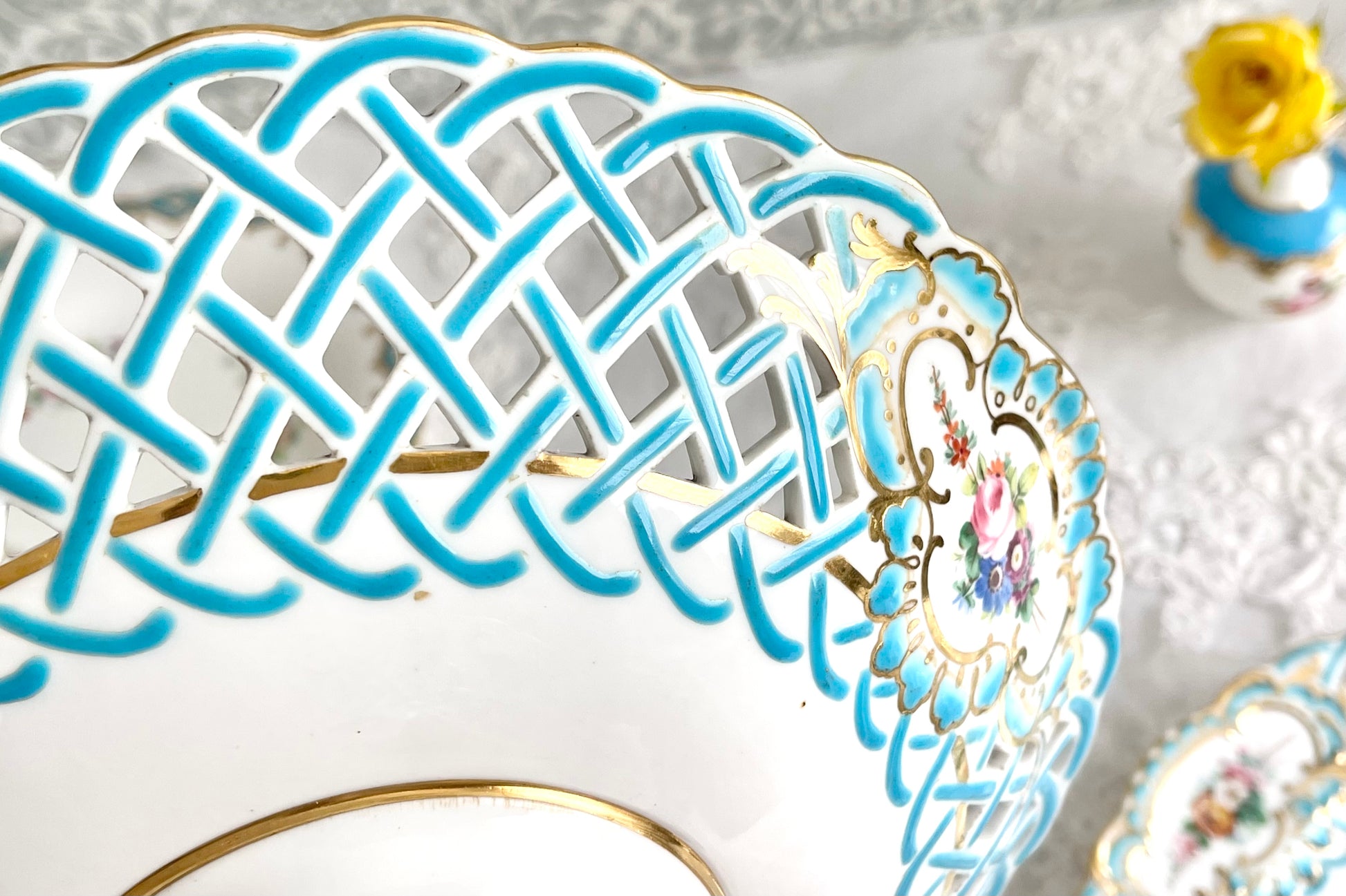 ンポートです。ミントンブルーの格子模様に手描きの花々がキラキラと宝石のように輝きます。言葉では言い表せない美しさがこのコンポートにはあります。後世に継いでいきたい宝物です。