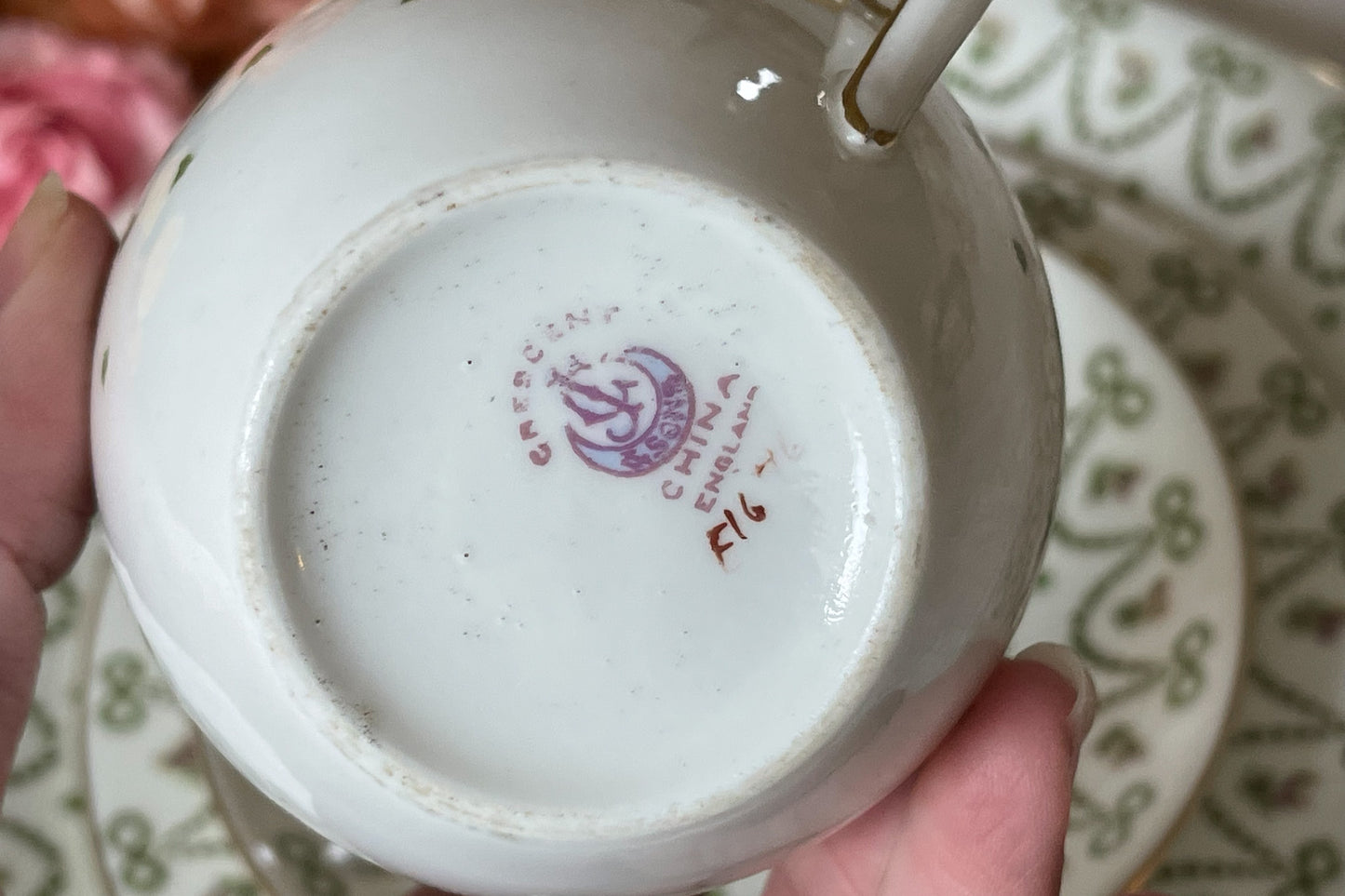 クレッセントのアンティークカップ4点セット。リボンのガーランドがとても可愛らしいお品です。Rose Antiquesはコールポートをはじめ英国アンティークをご紹介しています。