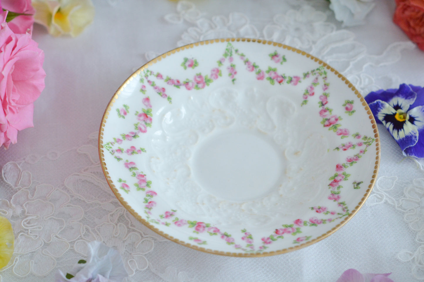 バラのガーランド模様が可愛らしい、ジョージ・ジョーンズ・クレッセントのセットです。カップ&ソーサー、サイドプレート、B&Bプレートのとても便利なセットです。クレッセントらしい可憐で上品な雰囲気がティータイムを盛り上げます。素磁の模様もとっても可愛らしいですよ。