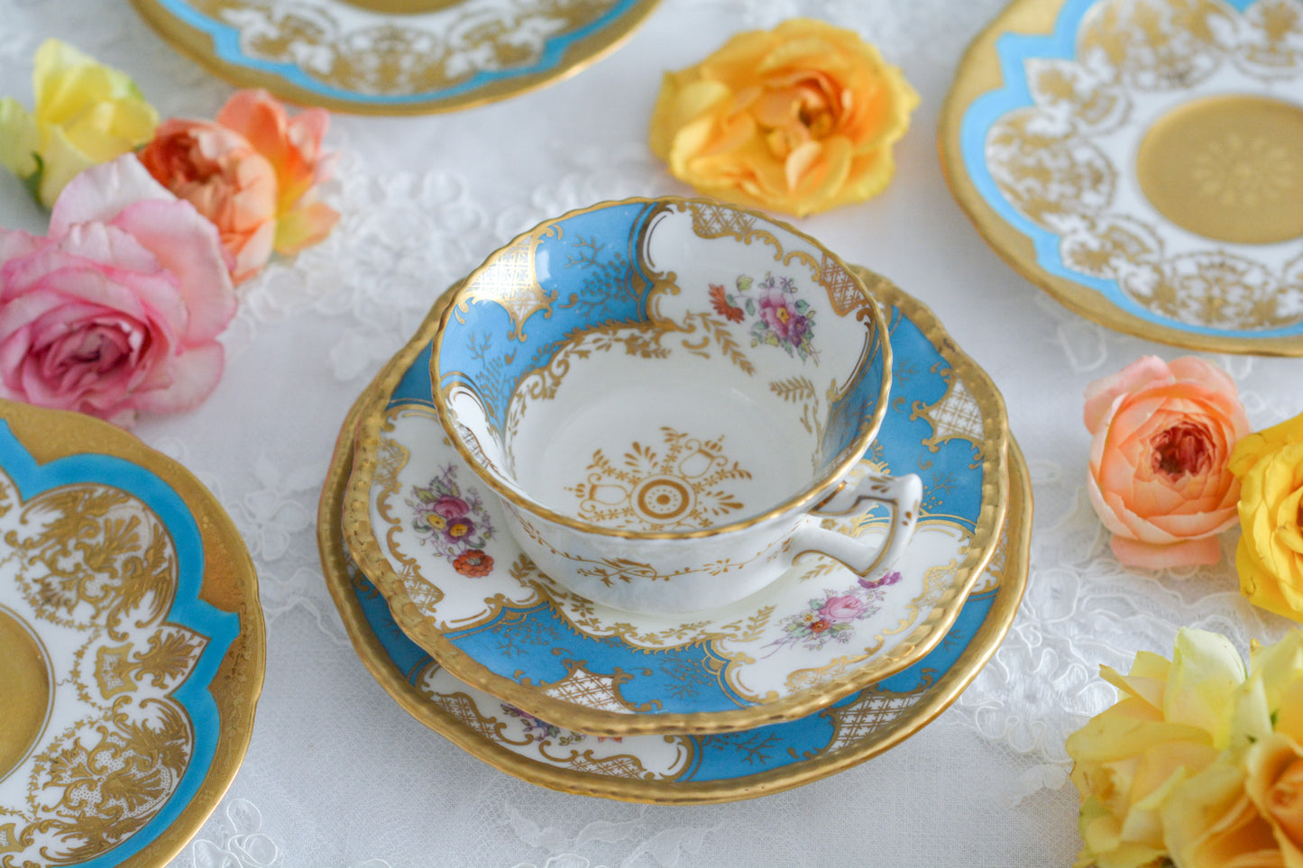 英国アンティーク、コールポートの代表作馬ットウィングシリーズの幻のカラーと言われるターコイズブルーのティートリオ。キラキラと宝石のように輝く美しいカップです。