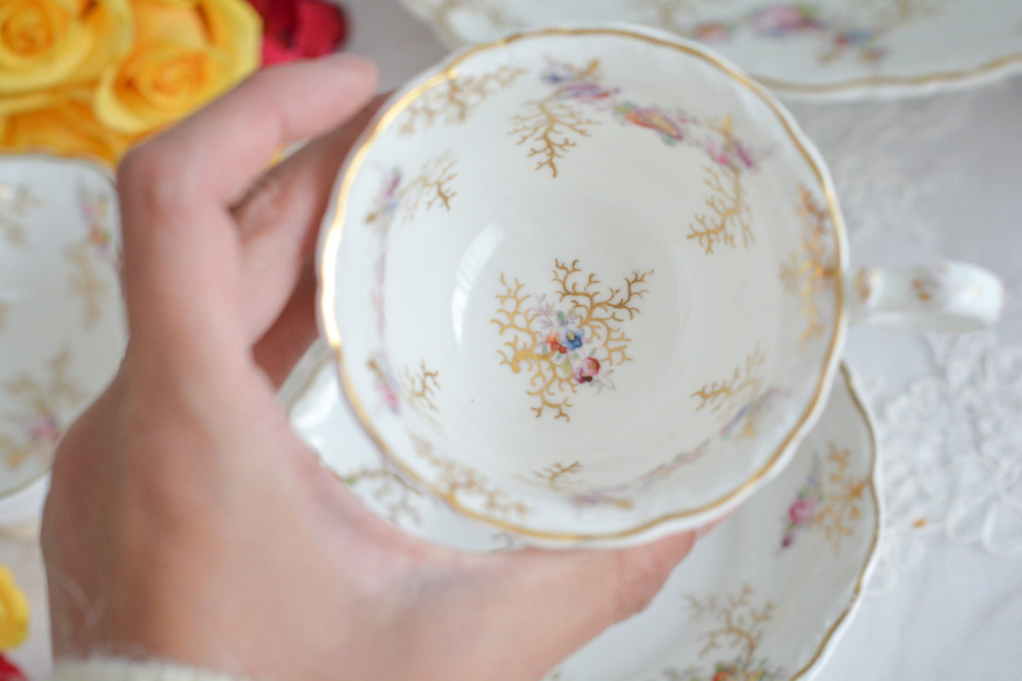 コールポートの花々と宿木?の描かれたプレートです。私は宿木シリーズと呼んでおります。こちらは見が描かれていないので、他の木や珊瑚のようにも見えます。金彩部分もハンドペイントで描かれていて、コールポートらしい上品なお品となっております。華やかでクリスマスにもぴったりな雰囲気です。