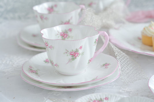 シェリーのディンティーシェイプが可愛らしい、ブライダルローズシリーズのティートリオです。シェリーの中でも人気のあるシリーズです。ピンク色のハンドルにバラの模様がとても可愛らしく、真上から見るとお花が咲いたように見えます。いつものティータイムが楽しみになりますね。