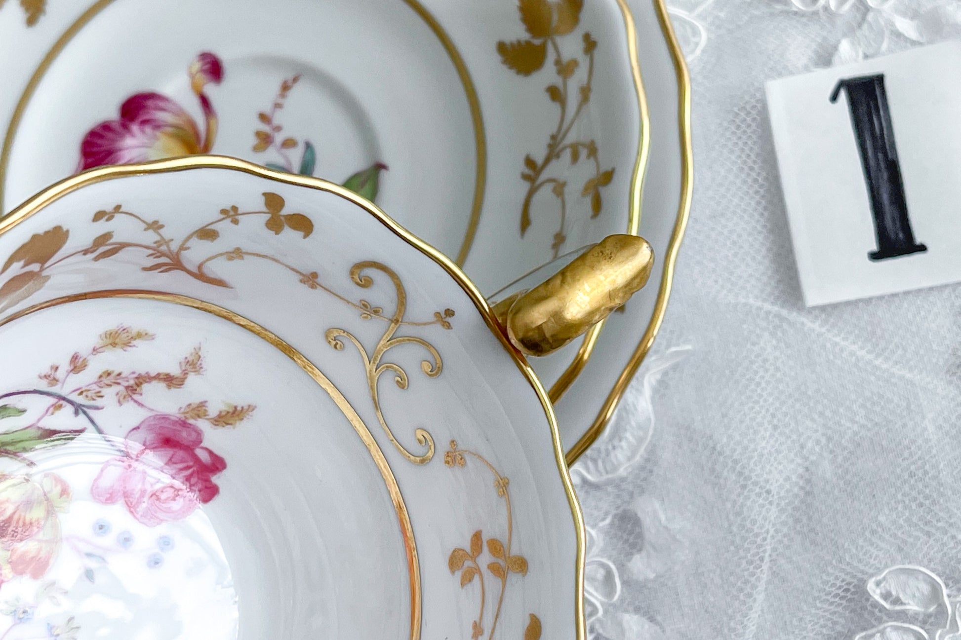 スポードの洗練されたデザインに、ハンドペイントで描かれた花々が大変美しいティートリオです。現代のテーブルにもマッチし、華やかにしてくれます。お花はハンドペイントで描かれているため一つ一つ違い、並べるとそれぞれのお花を見ることができてお話も盛り上がりそうです。