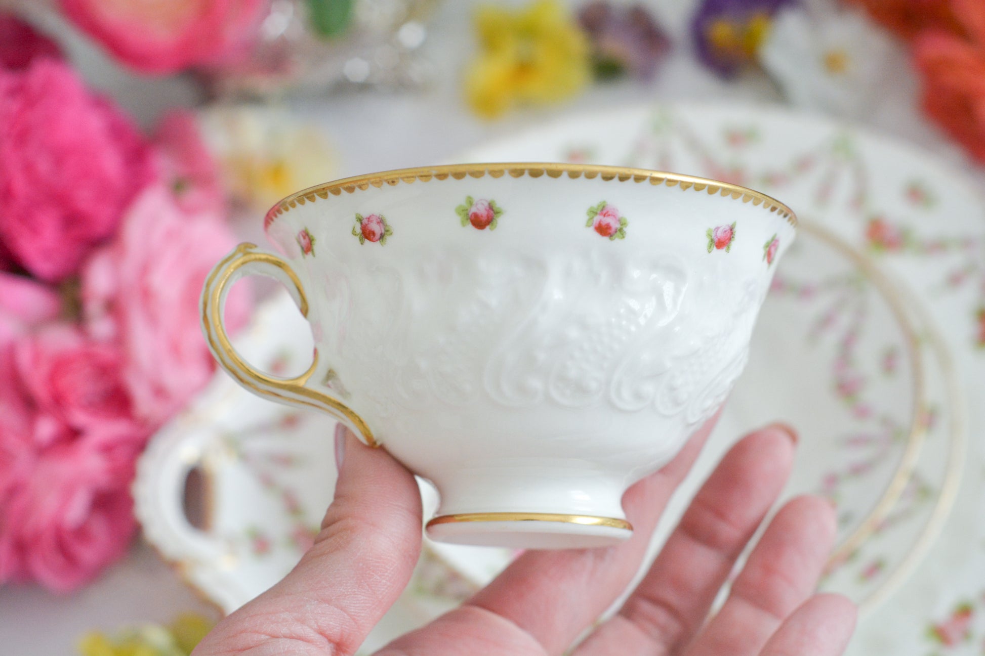 バラのガーランド模様が可愛らしい、ジョージ・ジョーンズ・クレッセントのセットです。カップ&ソーサー、サイドプレート、B&Bプレートのとても便利なセットです。クレッセントらしい可憐で上品な雰囲気がティータイムを盛り上げます。素磁の模様もとっても可愛らしいですよ。