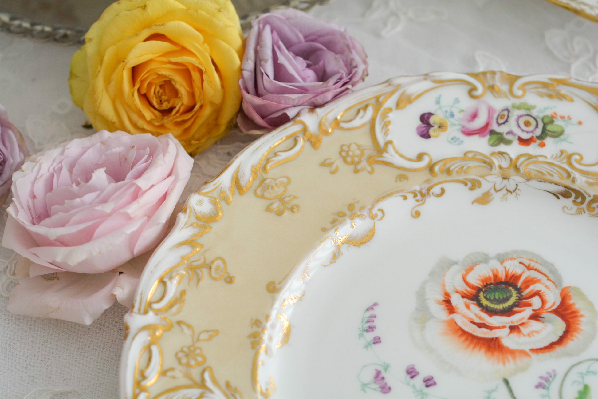 1830年代ごろに作られたキャビネットプレート。中央には大きなアネモネがハンドペイントで写実的に描かれています。装飾もロココリバイバルスタイルの豪華な模様が描かれていて、とても華やかなお品です。キャビネットプレートとして飾っていただいても、サービングプレートやランチョンプレートとしてお使いいただいても素敵だと思います。