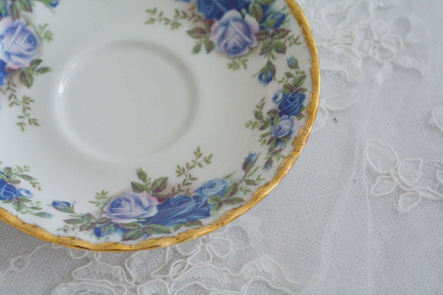 ブルーのバラが美しい、ロイヤルアルバートのムーンライトシリーズのデュオです。オールドカントリーローズのブルーバージョンで製造数が少なく、世界的に人気のあるシリーズです。爽やかな色合いがとても美しくティータイムを彩ります。