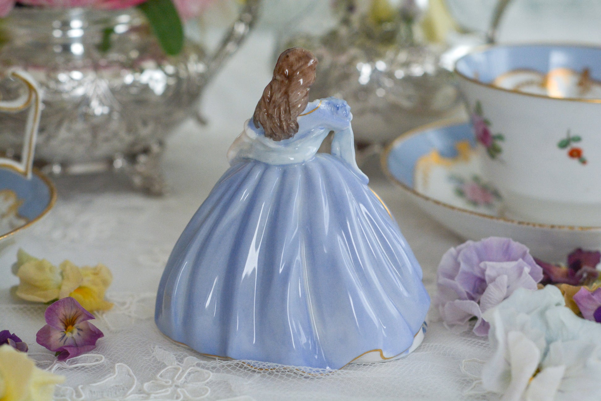 コールポートの小さなフィギュリン「IRIS」。アイリスのブーケを抱えてドレスにもアイリスのお花があしらわれています。優しげな表情も美しい。ミニサイズですが存在感があります。ティータイムにも使いやすいサイズ感も嬉しいですね。このお花のシリーズの小さなフィギュリンは何種類かあり、ついつい集めたくなってしまいます。