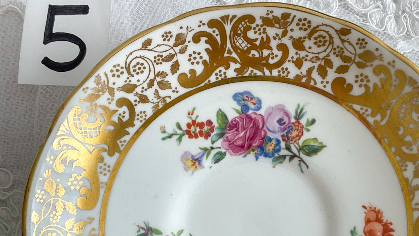 ハマースレイの豪華なティートリオとB&Bプレート。金彩の華やかな模様にブーケ柄のプリントが映えます。ハマースレイらしい優美なシェイプで、ティータイムに花を添えてくれるデザインです。それぞれ状態が異なりますので、プルダウンよりお選びください。ティートリオの④〜⑥はカップにヒビがあり、水漏れするため観賞用としてお勧めします。プレートはそれぞれお使いいただけます。