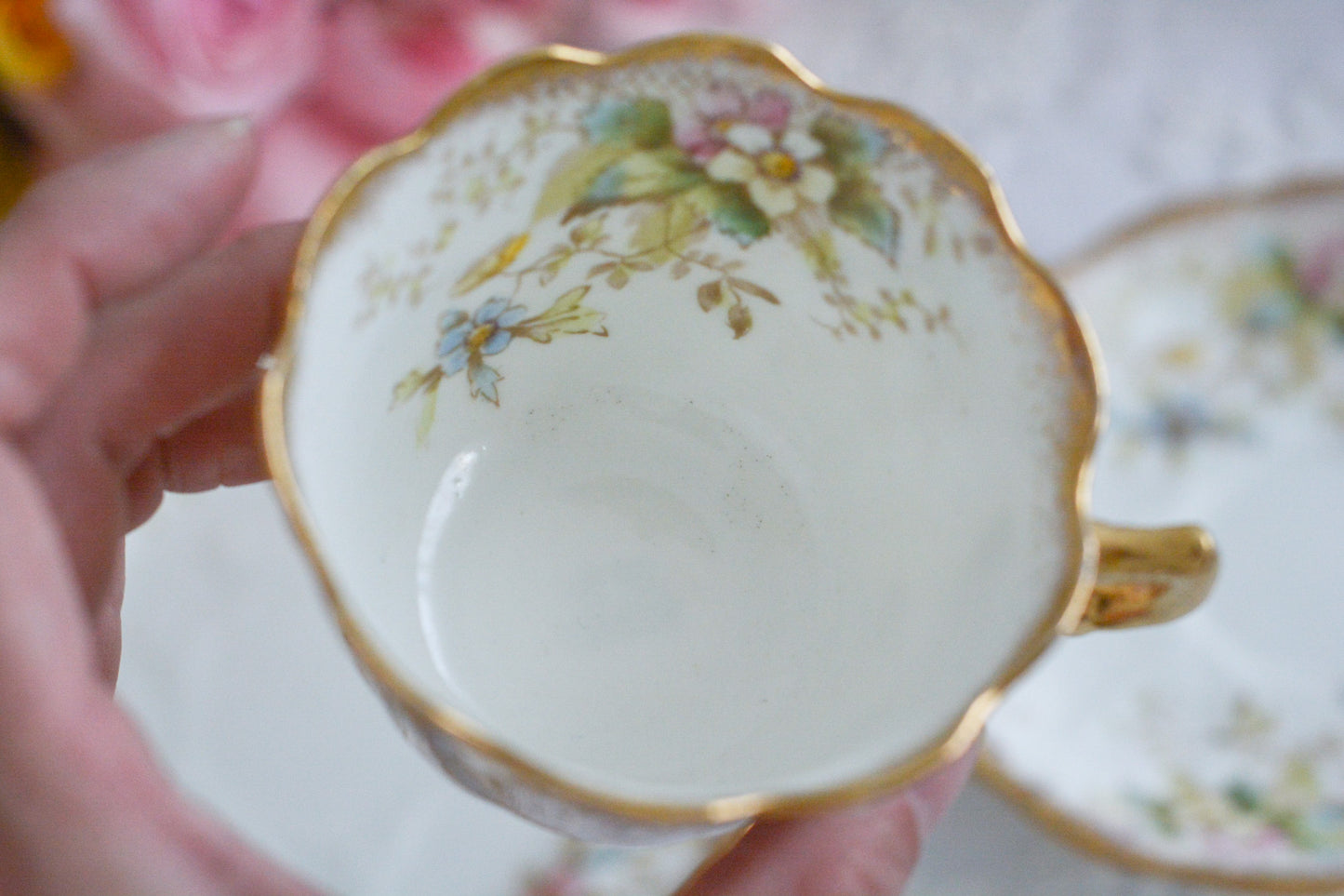 Redfern&Drakefordのティートリオ。春を待ち侘びる季節に、一人のお茶の時間をゆったりと豊かにしてくれるような優しい雰囲気のお品です。シャビーシックがお好きなあなたへ。
